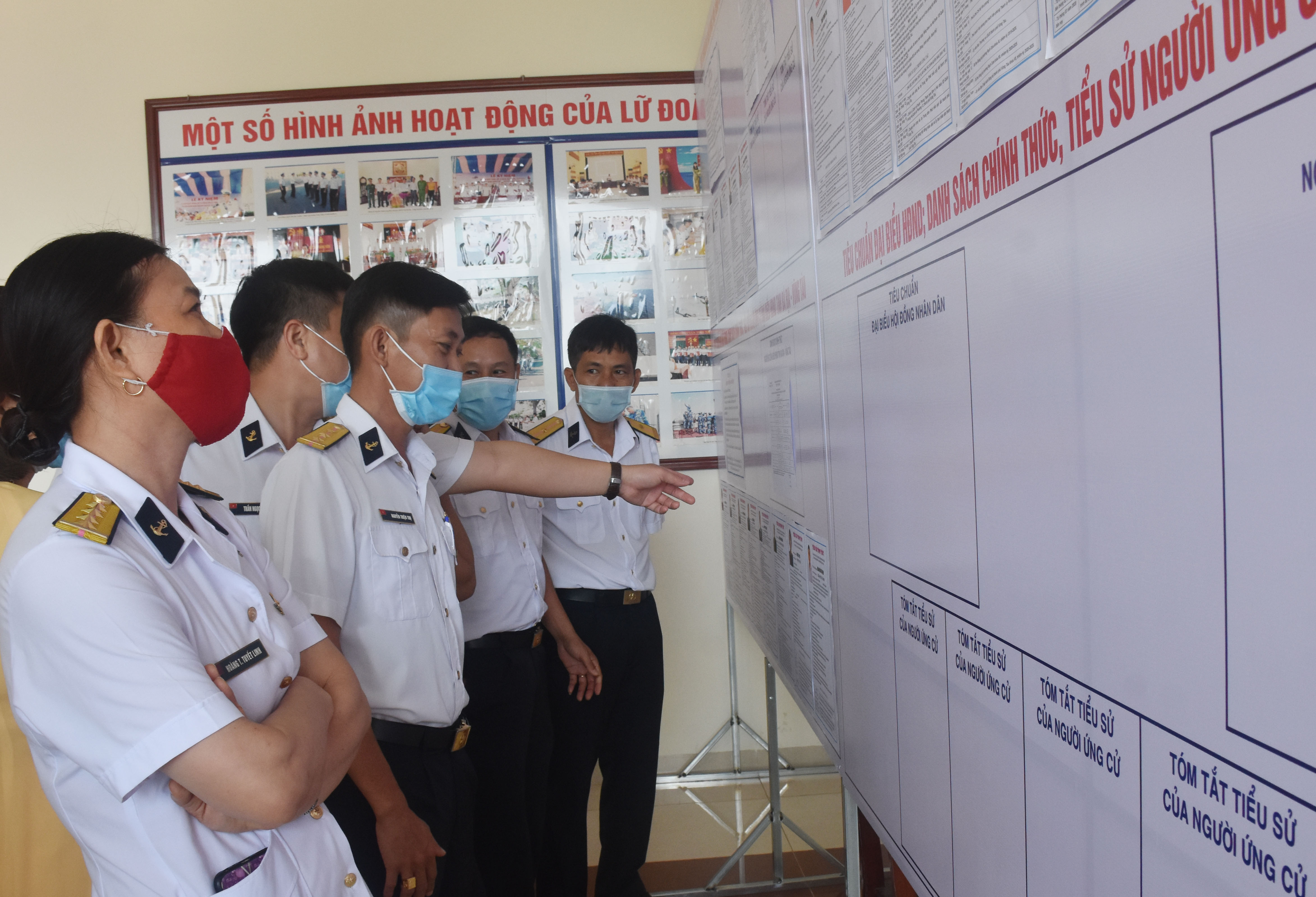 Các cử tri thuộc các đơn vị lực lượng vũ trang làm nhiệm vụ trên biển xem danh sách ứng cử viên ĐBQH, đại biểu HĐND các cấp niêm yết tại địa điểm bỏ phiếu.