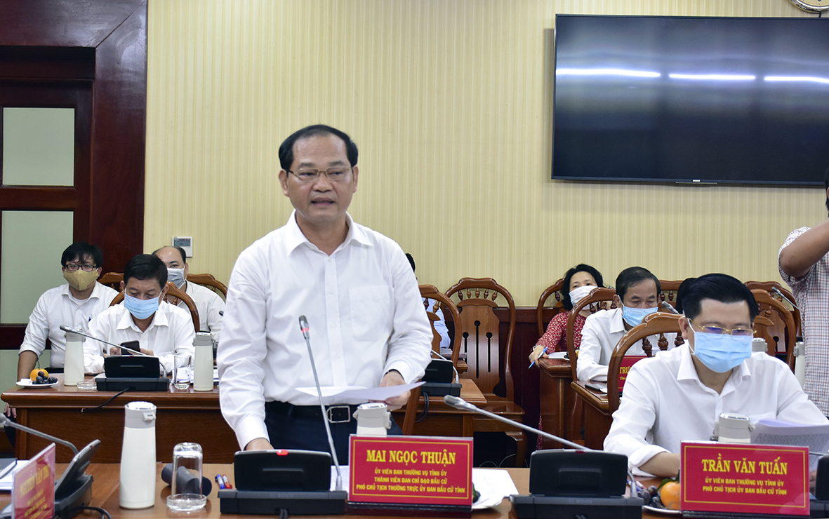 Ông Mai Ngọc Thuận, Ủy viên Ban Thường vụ Tỉnh ủy, Phó Chủ tịch HĐND tỉnh, Phó Chủ tịch Thường trực UBBC tỉnh báo cáo về công tác chuẩn bị bầu cử của tỉnh.