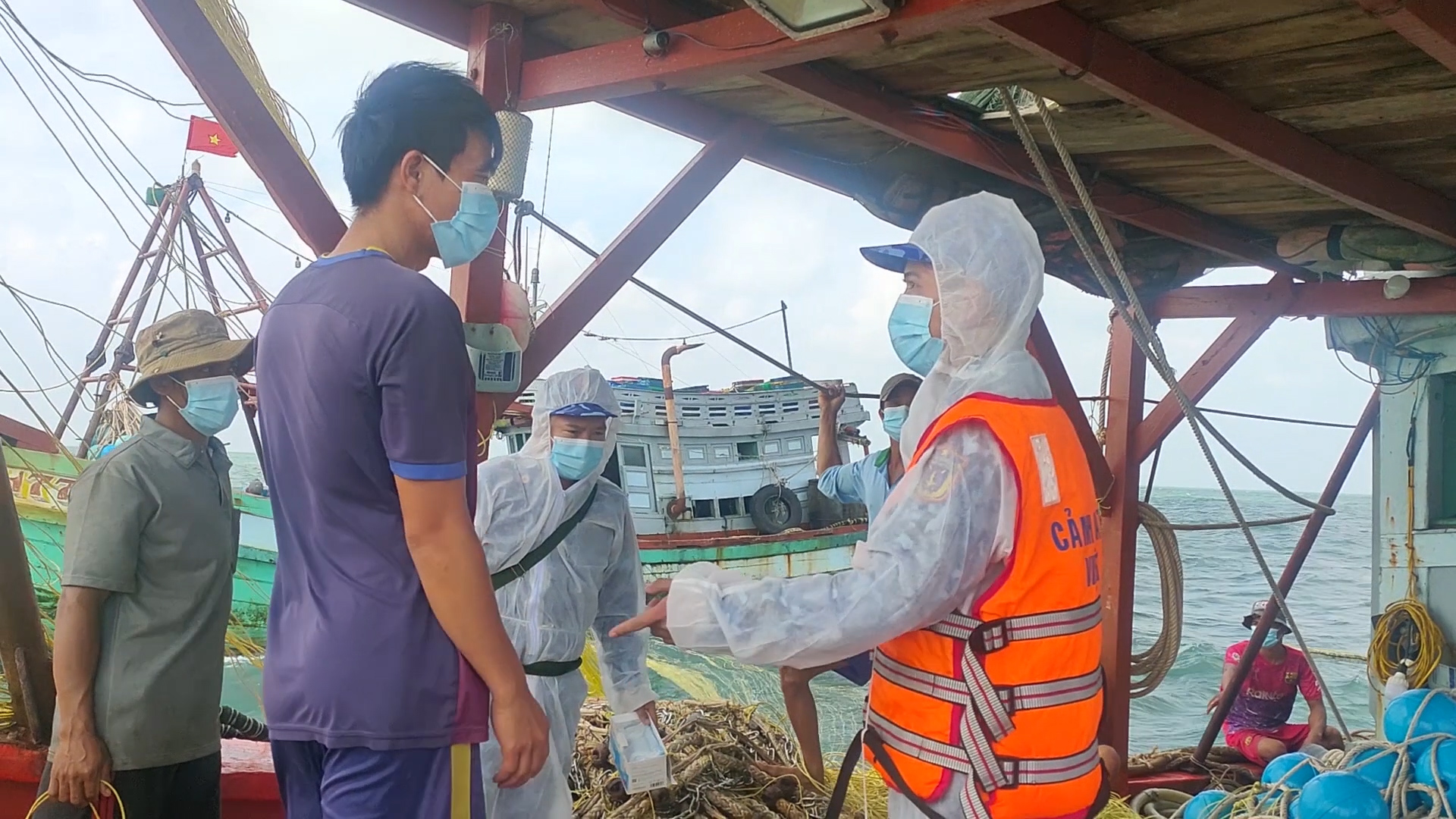 Tổ công tác nhắc nhở ngư dân không được che dấu, tiếp tay cho người nhập cảnh bất hợp pháp.