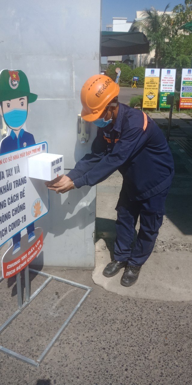 Sử dụng buồng diệt khuẩn và rửa tay thường xuyên để phòng dịch.