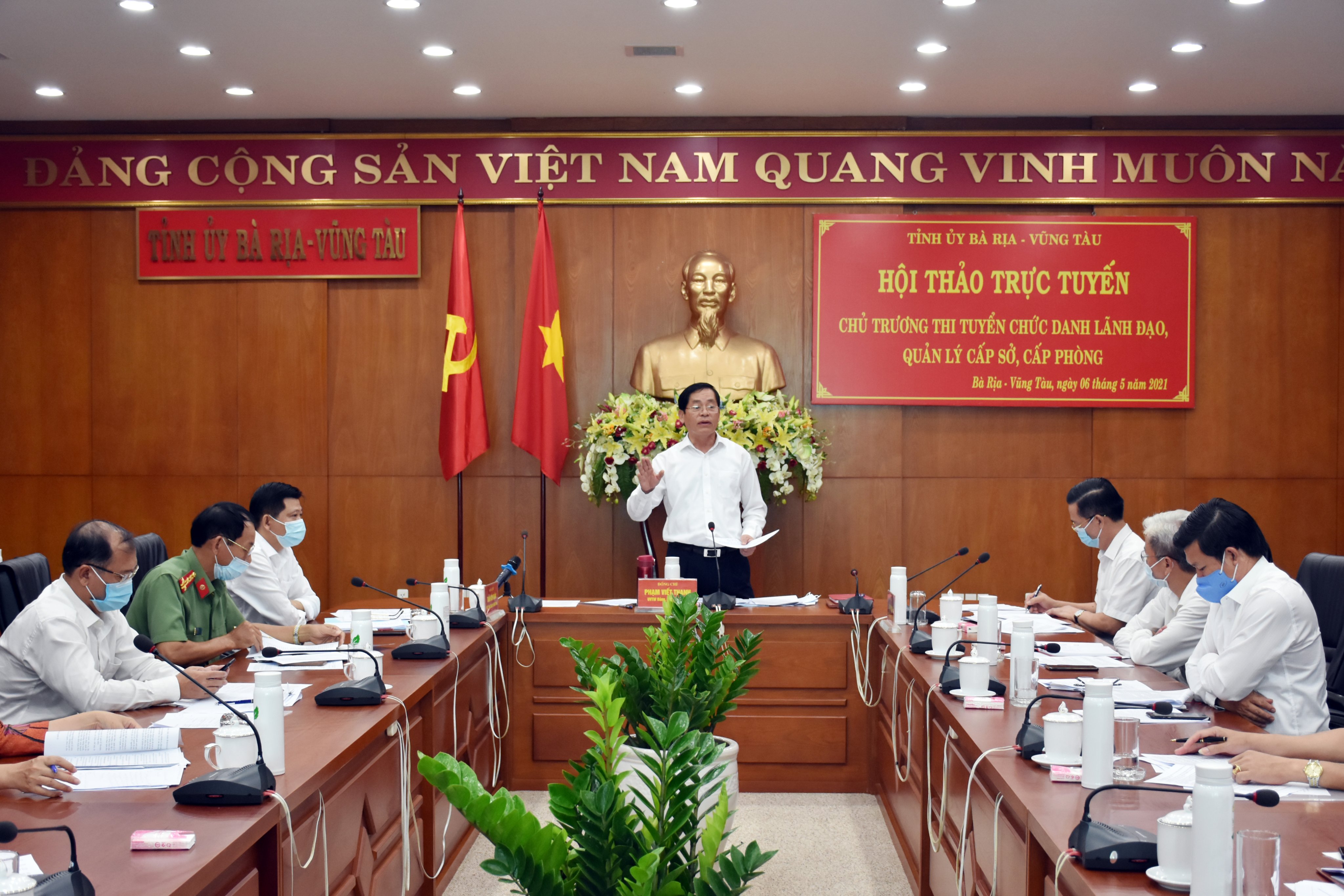 Ông Phạm Viết Thanh, Ủy viên Trung ương Đảng, Bí thư Tỉnh ủy phát biểu tại hội thảo.