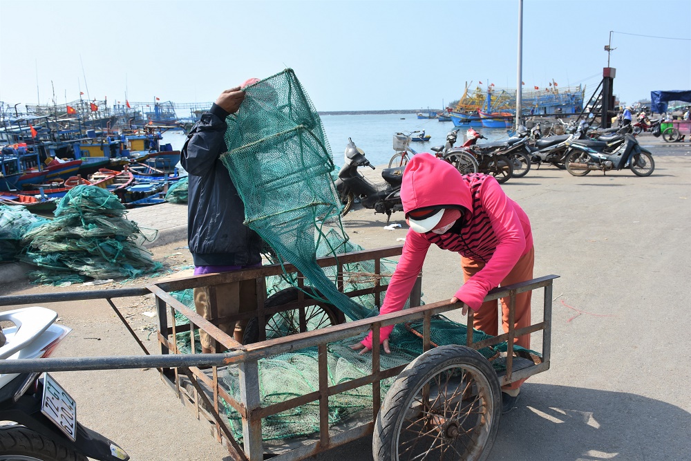 Nghề lộng xếp là một trong những hình thức đánh bắt đã bị cấm song nhiều ngư dân vẫn chưa thực hiện chuyển đổi.