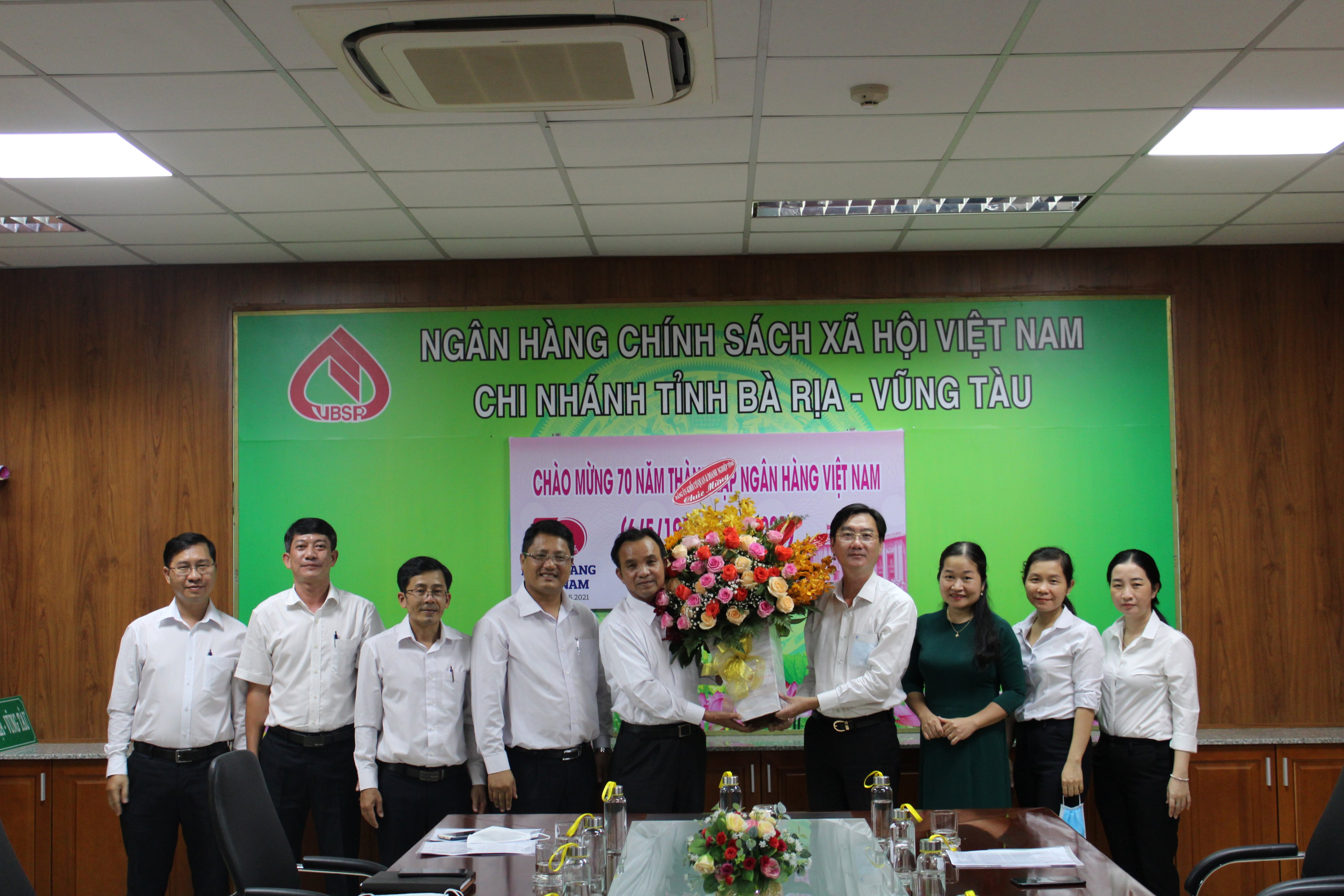 Lãnh đạo Khối cơ quan và Doanh nghiệp tặng hoa chúc mừng NHCSXH tỉnh.
