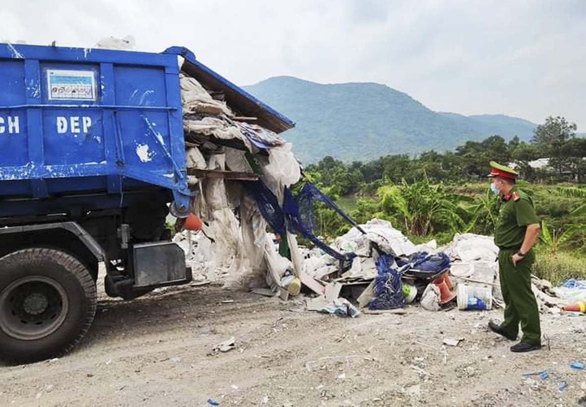 Lực lượng Công an TX.Phú Mỹ bắt quả tang xe tải đổ rác thải trái phép.