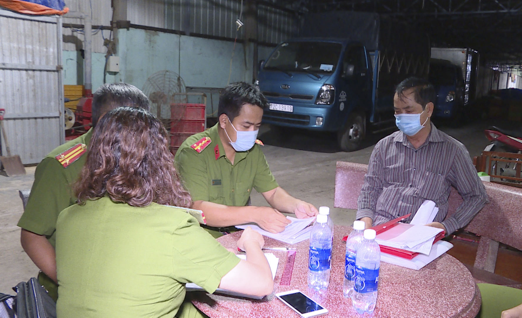 Lực lượng công an làm việc với đại diện Công ty Hoàng Vương.