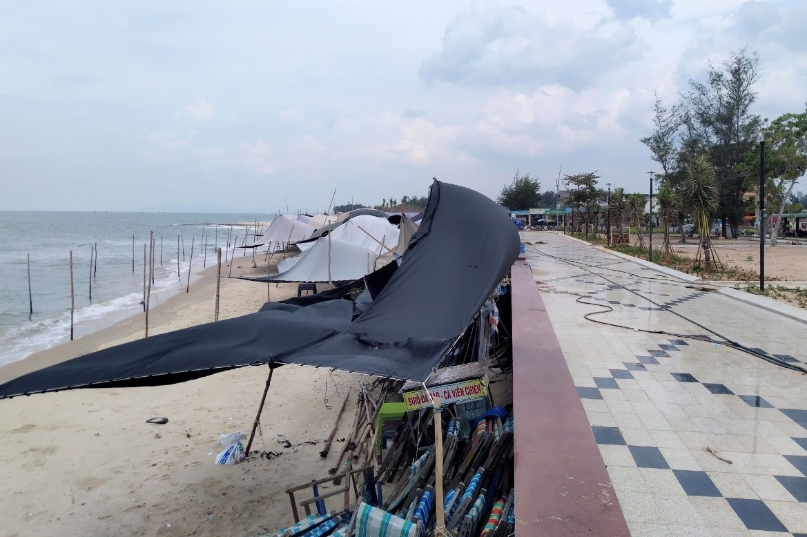 Tình trạng tự ý đóng cọc cây; dựng bạt, ghế bố để kinh doanh, buôn bán trái phép diễn ra khá phức tạp tại khu vực bãi tắm biển công cộng Hồ Tràm (xã Phước Thuận, huyện Xuyên Mộc).