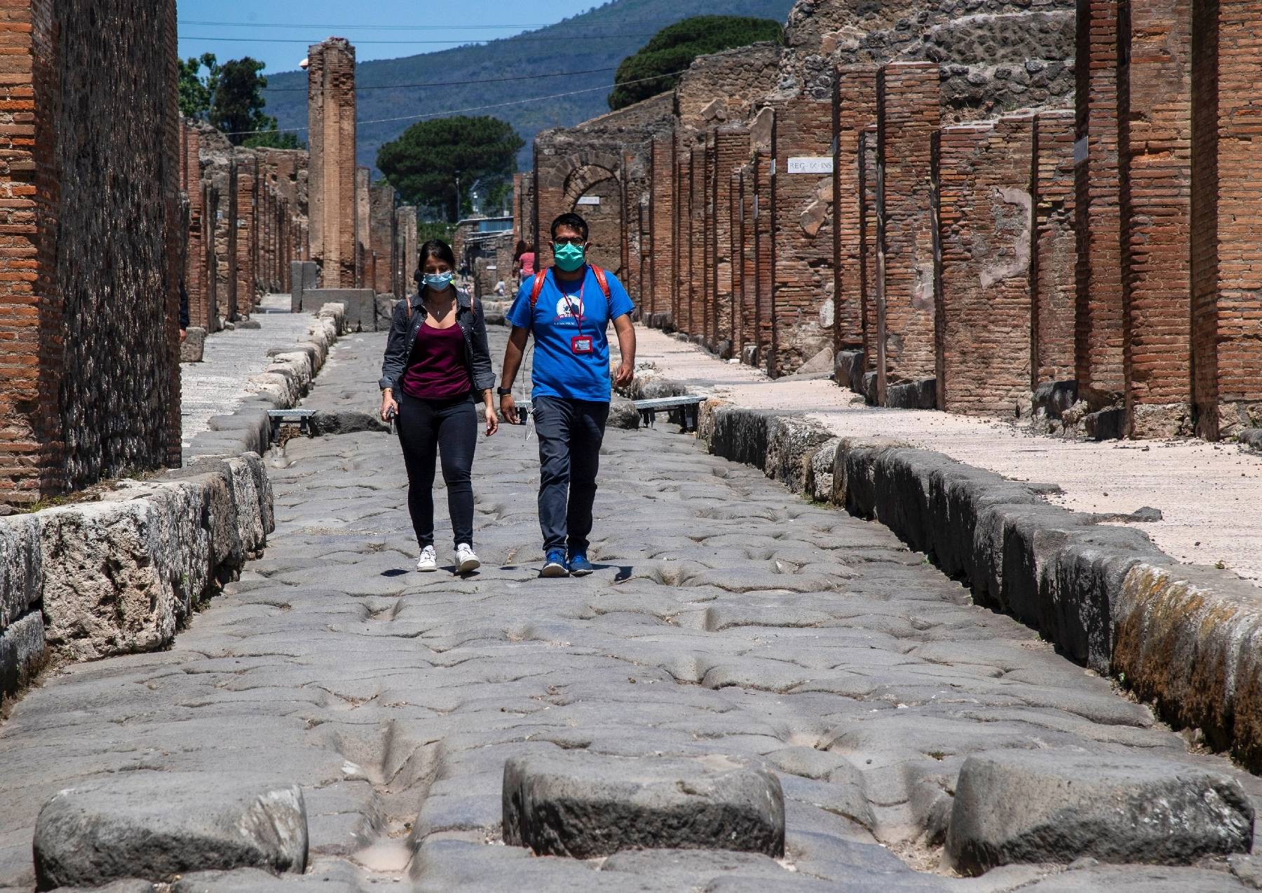 Khách thăm quan khu di tích Pompei của Italia.