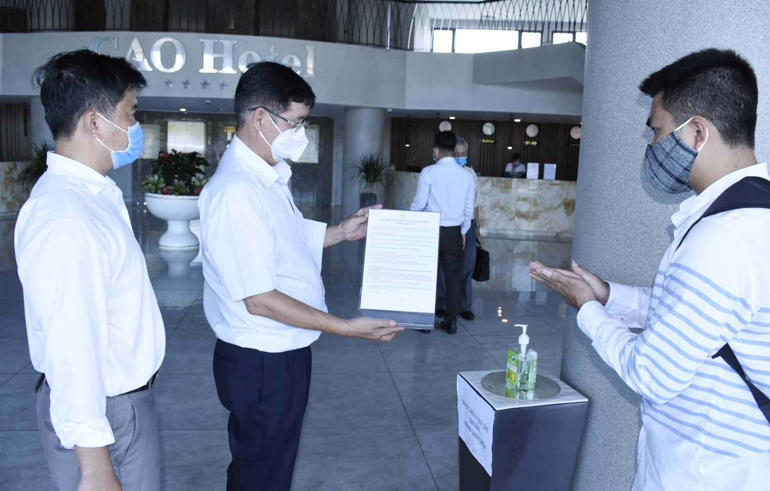 Đại diện Sở Du lịch kiểm tra khu vực để bảng hướng dẫn phòng dịch và rửa tay khử khuẩn tại khách sạn CAO.