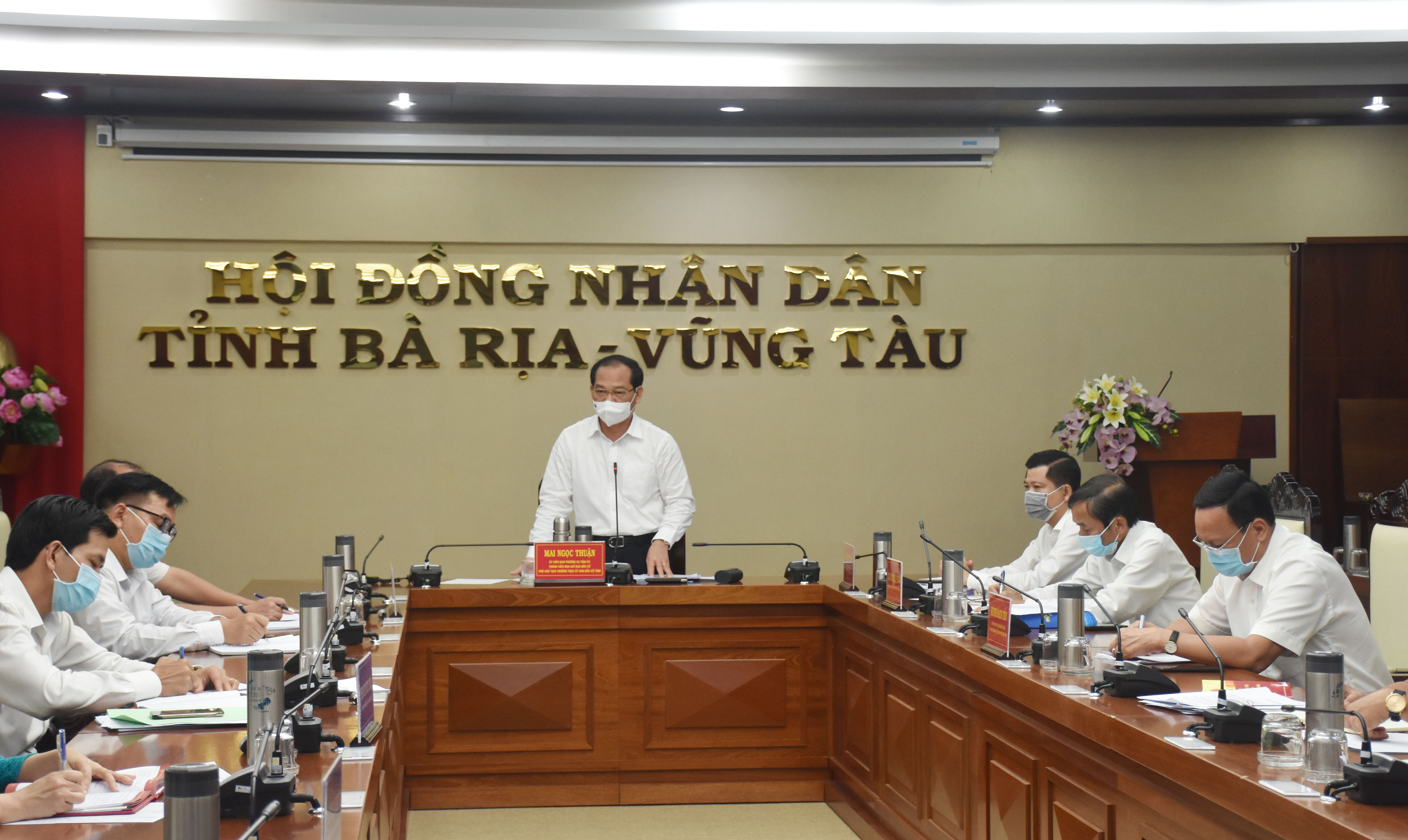 Ông Mai Ngọc Thuận, Ủy viên Ban Thường vụ Tỉnh ủy, Phó Chủ tịch HĐND tỉnh, Phó Chủ tịch Thường trực UBBC tỉnh phát biểu tại cuộc họp.