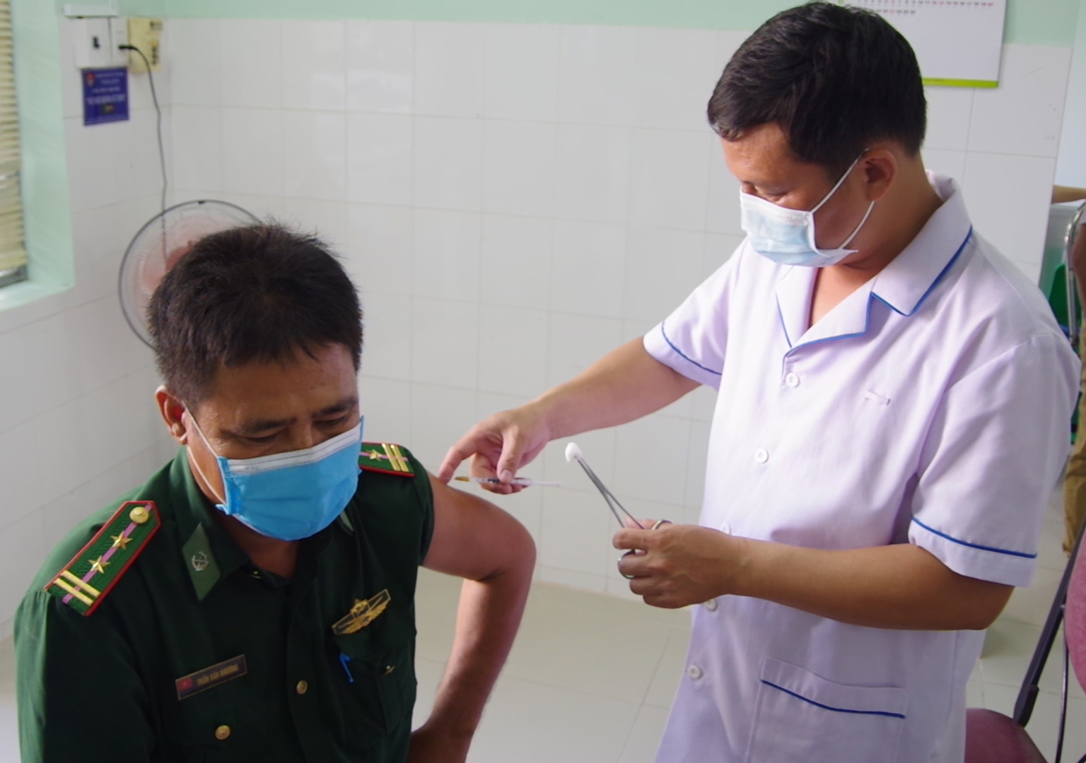 Cán bộ, chiến sĩ BĐBP tỉnh được tiêm vắc xin phòng dịch COVID-19.