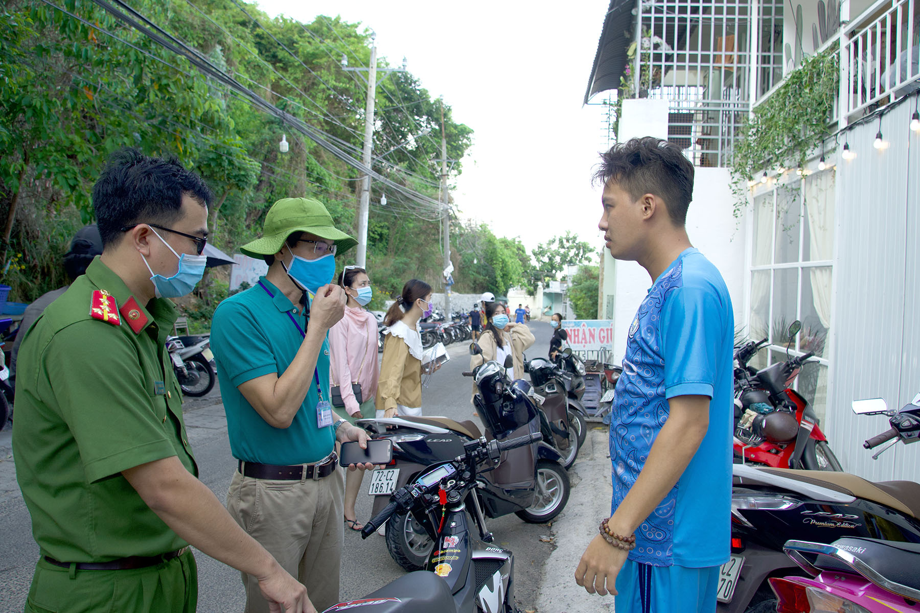 Lực lượng chức năng phường 4, TP. Vũng Tàu kiểm tra, nhắc nhở một trường hợp không đeo khẩu trang tại đường Viba. Ảnh: HUYỀN TRANG