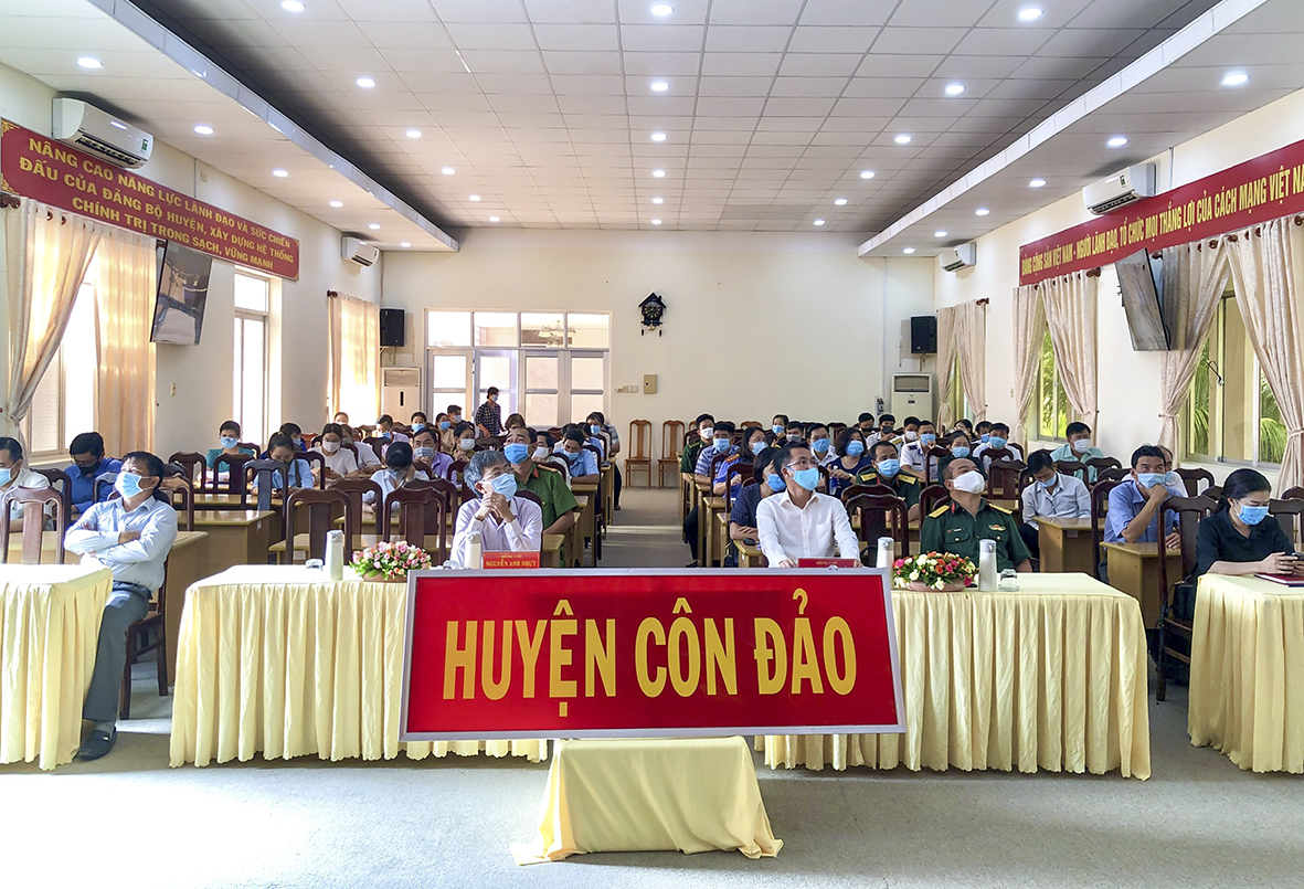 Lãnh đạo huyện Côn Đảo cùng cử tri tham dự Hội nghị tiếp xúc trực tuyến với các ứng cử viên ĐBQH khóa XV thuộc Đơn vị bầu cử số 1 tại điểm cầu Huyện ủy Côn Đảo.