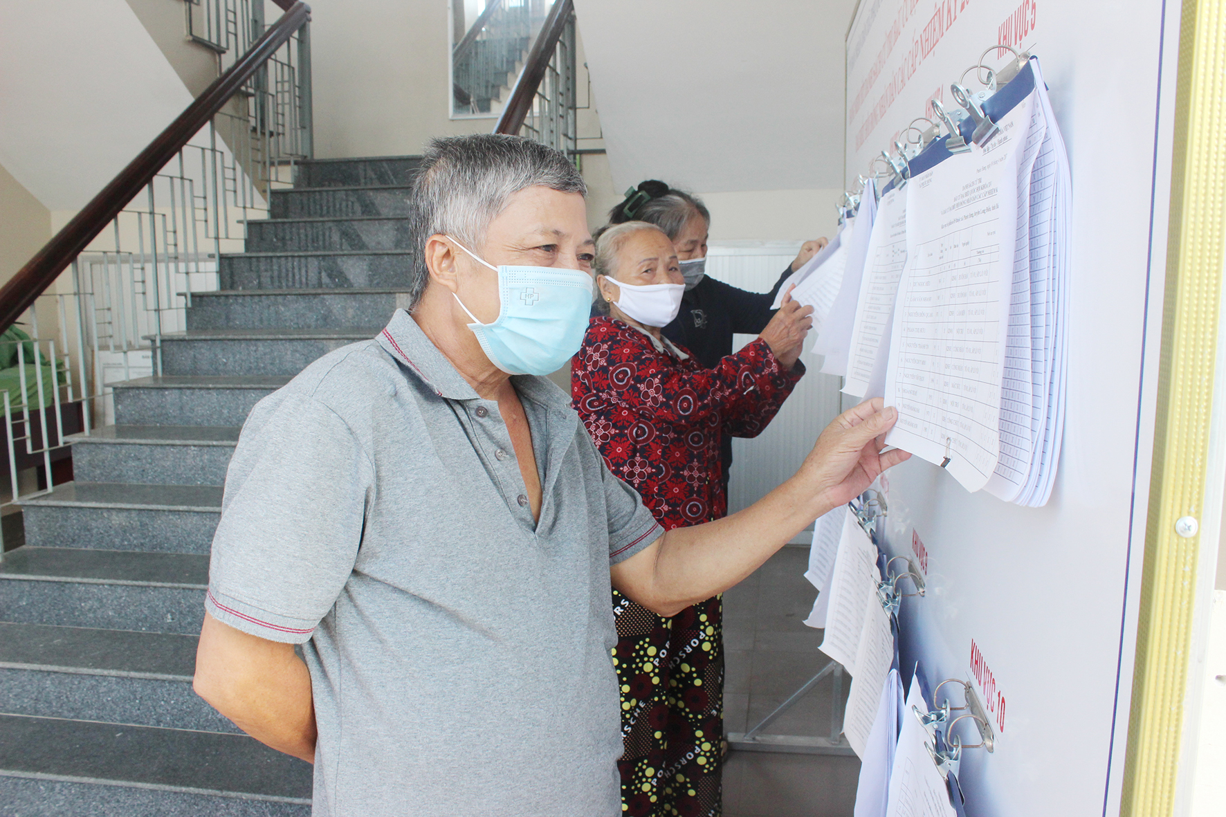 Cử tri xã Phước Hưng (huyện Long Điền) xem danh sách cử tri niêm yết tại trụ sở UBND xã.