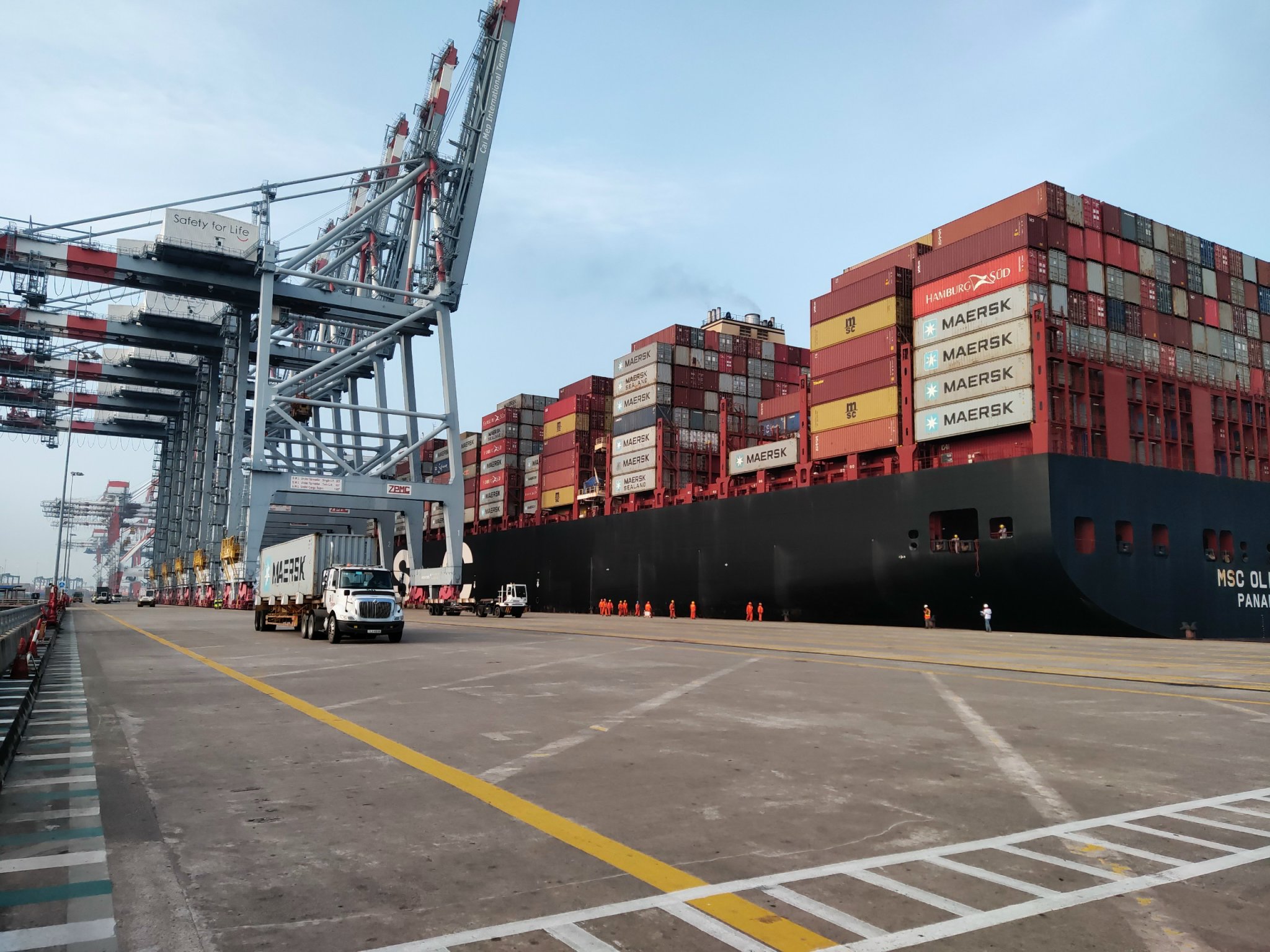 Cảng CMIT đã đón thêm 2 tuyến tàu mới. Trong ảnh: Xếp dỡ hàng hóa xuất nhập khẩu tại cảng CMIT.