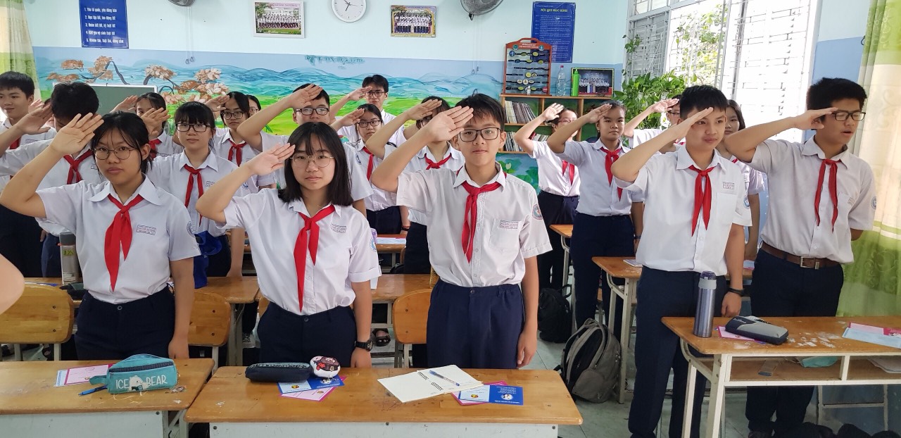 Các em HS lớp 99, Trường THCS Nguyễn An Ninh trao lại chiếc khăn quàng trong Lễ trưởng thành Đội.