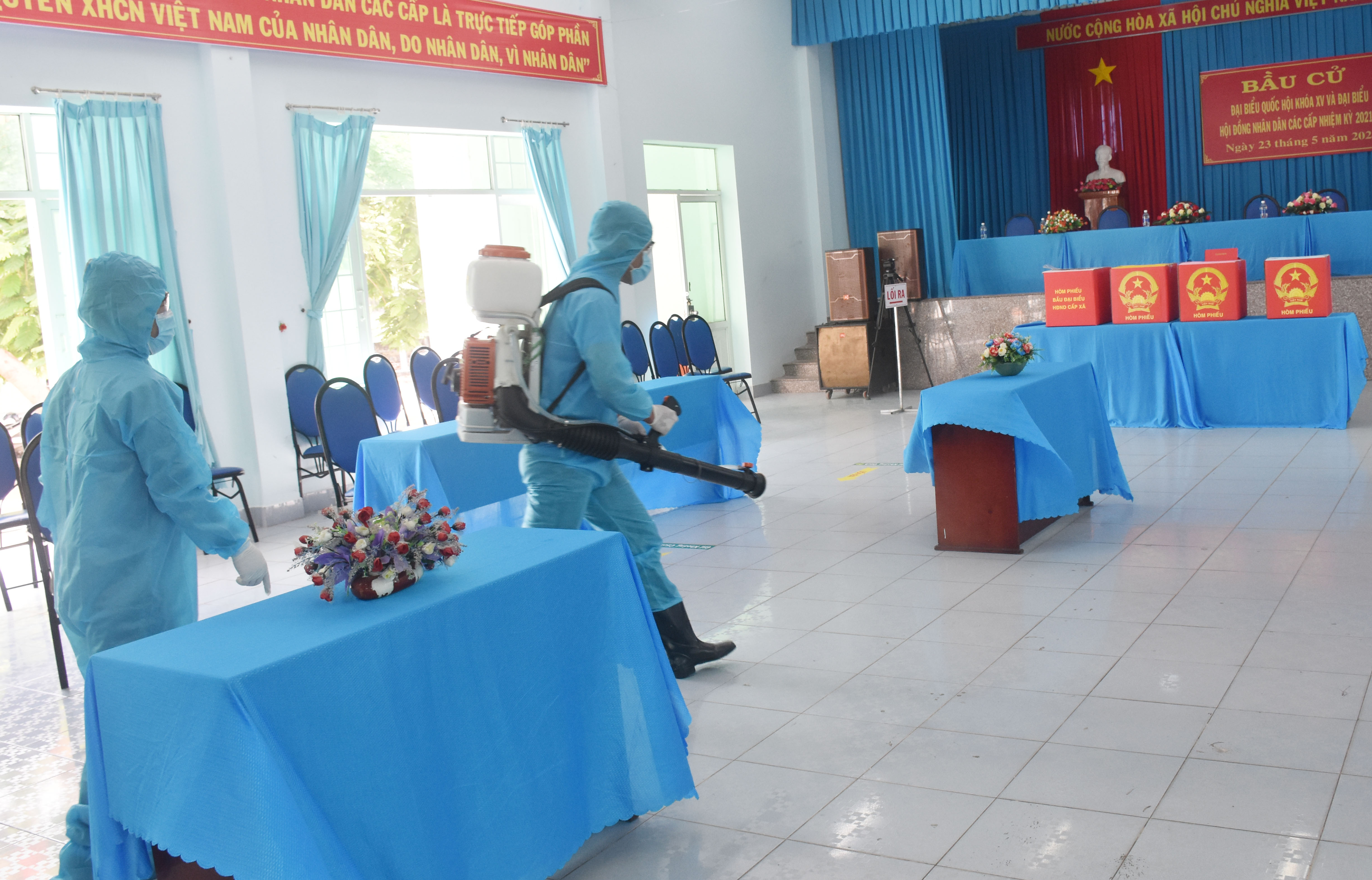 Di chuyển thành viên tổ bầu cử và thùng phiếu đến điểm bầu cử dự phòng trong tình huống thứ 2 của buổi diễn tập.