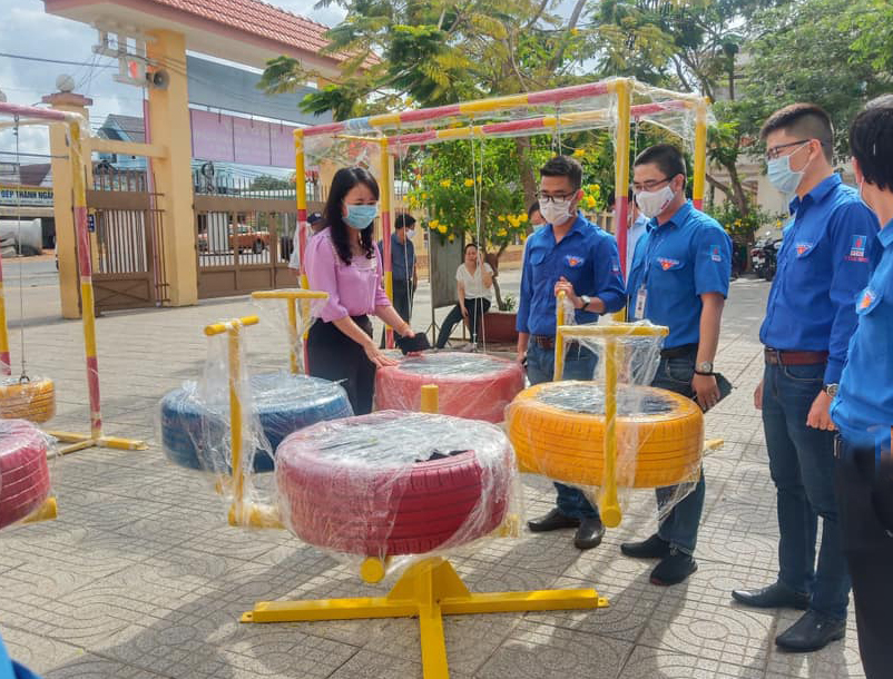 ĐVTN Thành Đoàn Bà Rịa và Công ty Dịch vụ Cơ khí Hàng Hải PTSC trao tặng khu vui chơi thiếu nhi cho đại diện Trường TH Nguyễn Minh Khanh.