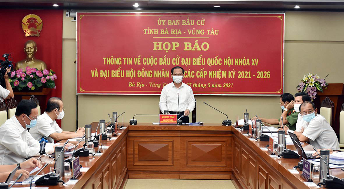 Ông Mai Ngọc Thuận, Ủy viên Ban Thường vụ Tỉnh ủy, Phó Chủ tịch HĐND tỉnh, Phó Chủ tịch Thường trực UBBC tỉnh, chủ trì Họp báo.