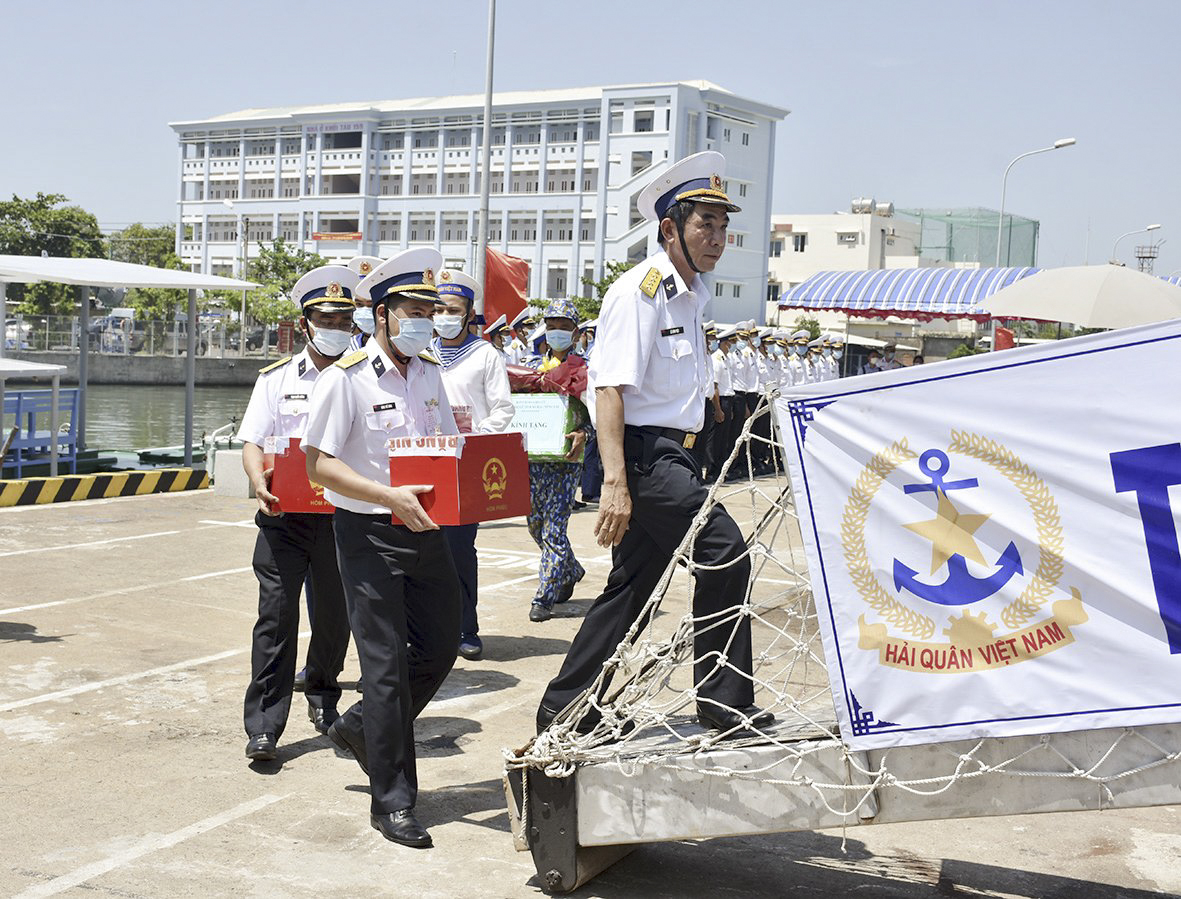 Thành viên Tổ bầu cử trên biển mang thùng phiếu lên tàu chuẩn bị cho chuyến hành trình làm nhiệm vụ, ngày 04/05/2021. Ảnh: TRẦN TRÀ