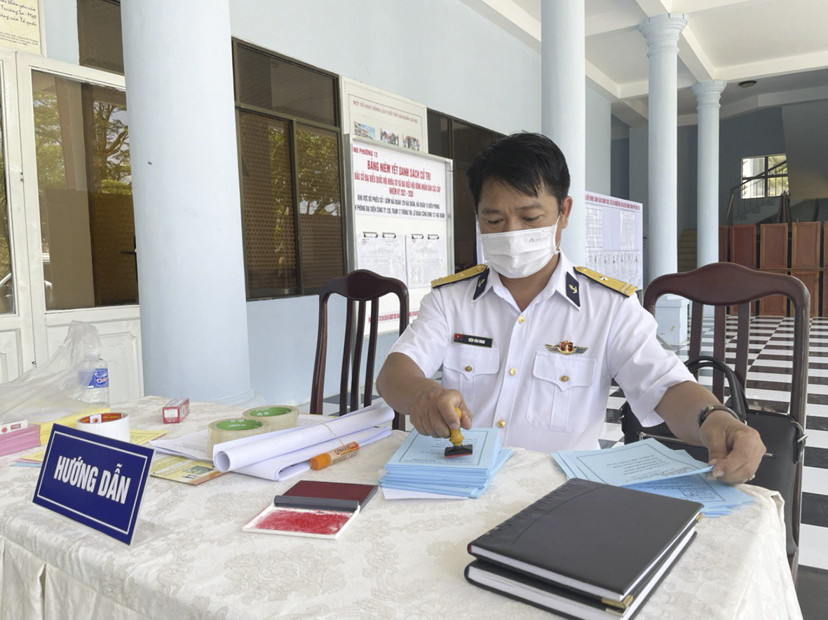 Thành viên tổ bầu cử Hải đoàn 129 Hải quân đang hoàn thành khâu chuẩn bị thẻ cử tri, ngày 30/4/2021. Ảnh: HUYỀN TRANG