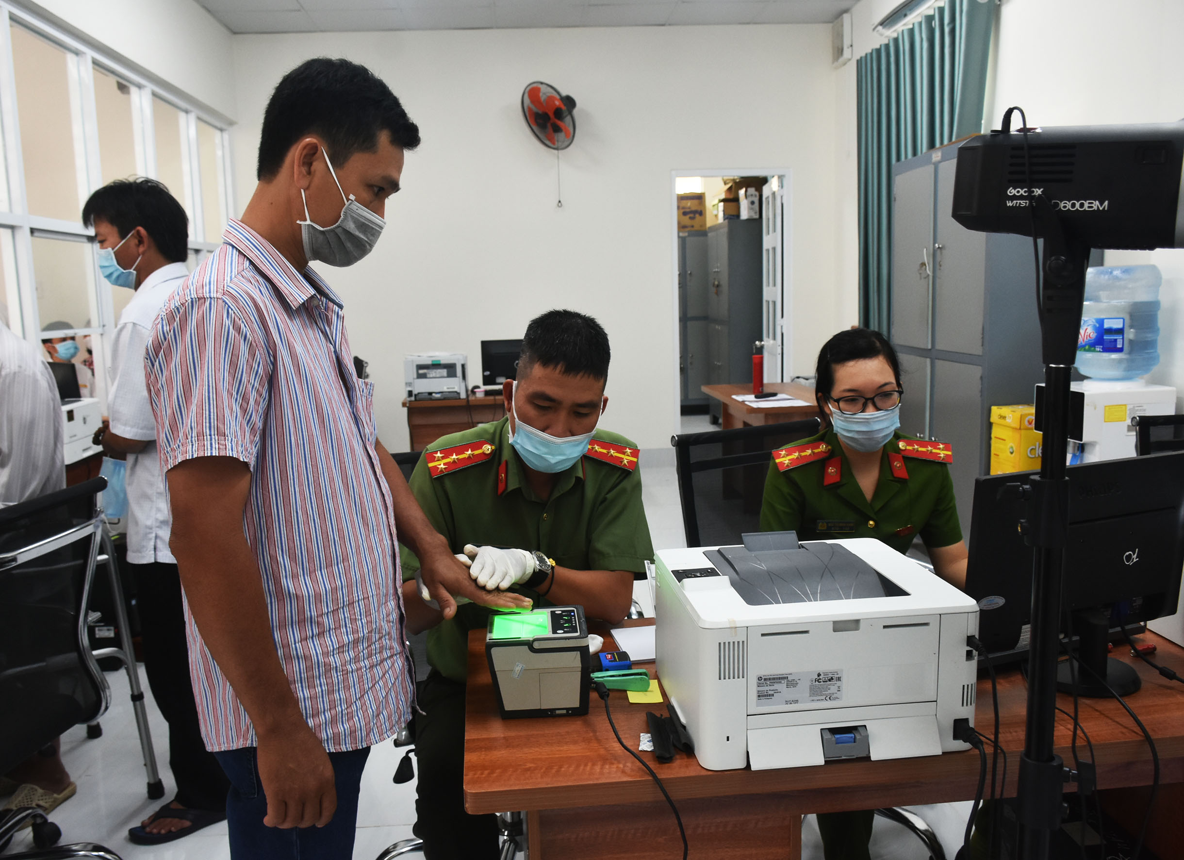 Lực lượng Công an TP. Vũng Tàu cấp CCCD gắn chíp cho người dân tại 6A đường Lê Quý Đôn, TP. Vũng Tàu.