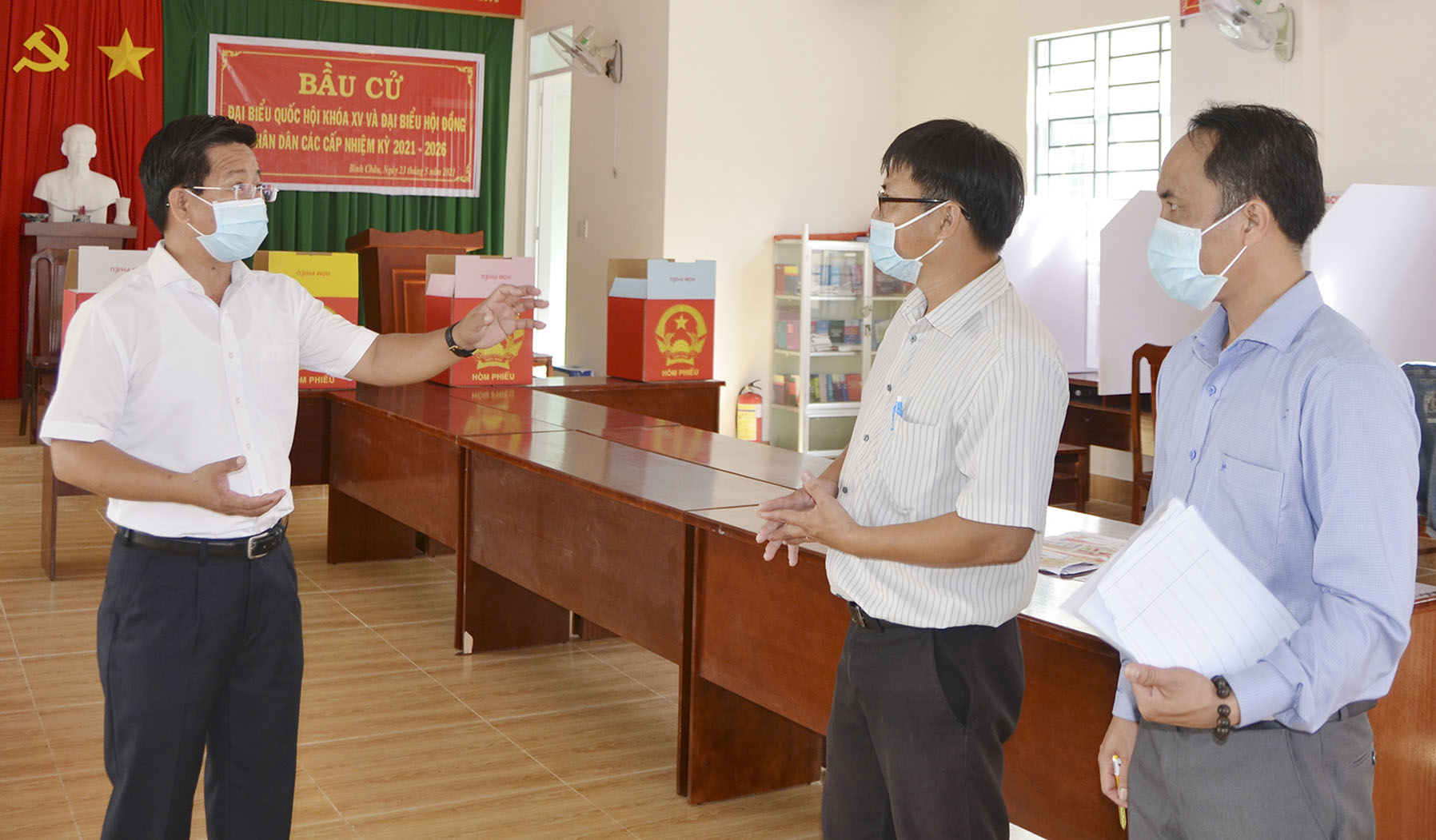 Ông Bùi Chí Thành, Ủy viên Ban Thường vụ Tỉnh ủy, Chủ tịch UBMTTQ Việt Nam tỉnh, Phó Chủ tịch UBBC tỉnh trao đổi với thành viên Tổ bầu cử số 9, ấp Bình An, xã Bình Châu, huyện Xuyên Mộc. 