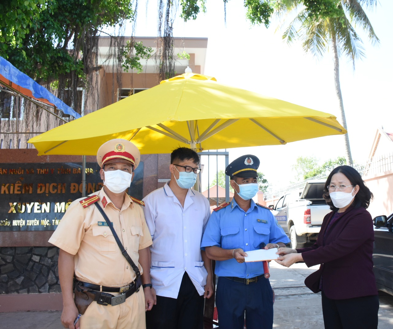 Bà Nguyễn Thị Yến, Phó Bí thư Thường trực Tỉnh ủy, Trưởng Đoàn ĐBQH tỉnh, Phó Trưởng Ban Thường trực BCĐ Bầu cử tỉnh đã đến thăm, kiểm tra tình hình tại chốt kiểm soát trên Quốc lộ 55  (địa phận xã Bình Châu, huyện Xuyên Mộc giáp huyện Hàm Tân, tỉnh Bình Thuận).