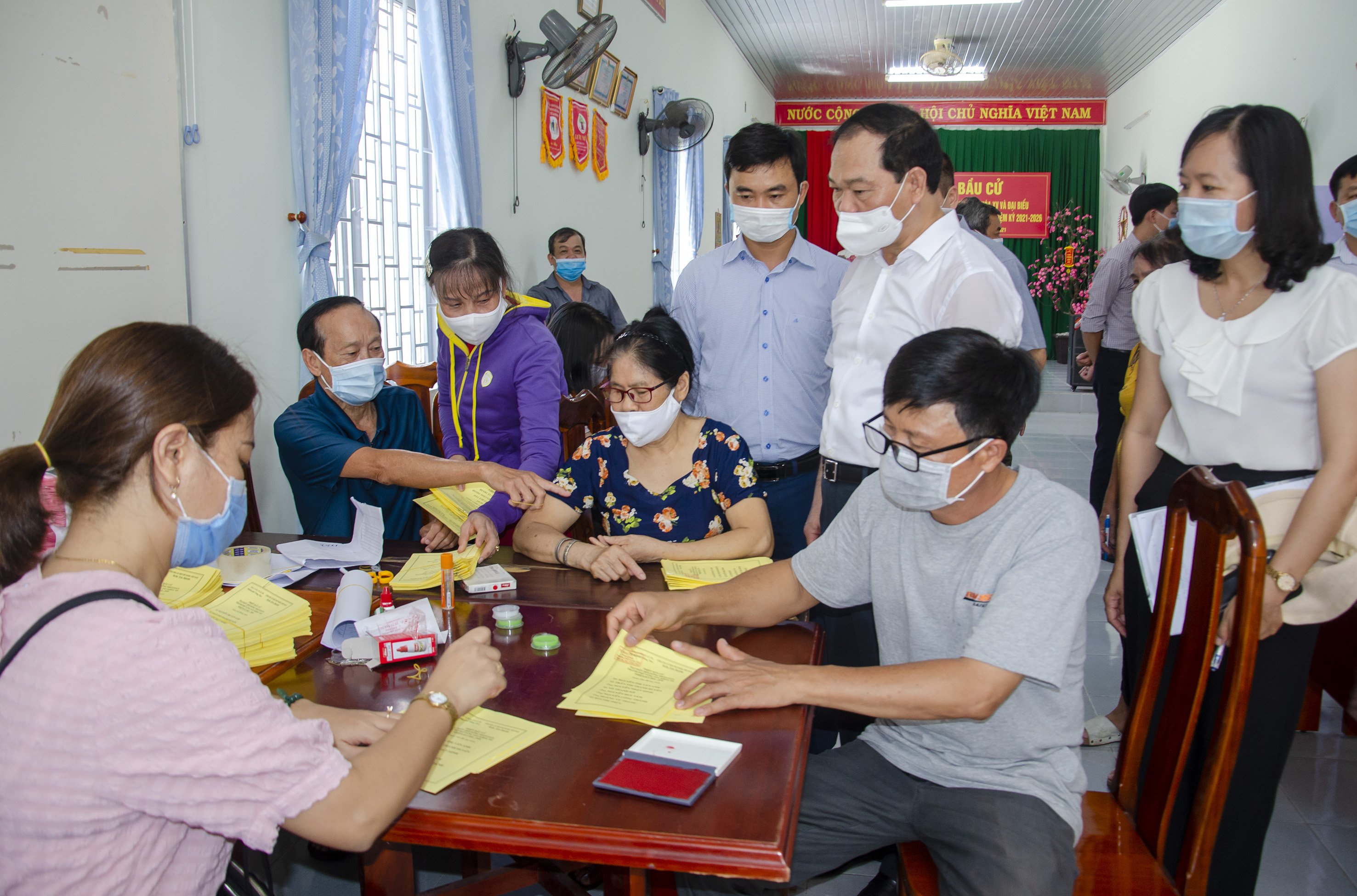 Thành viên Tổ Bầu cử số 11, khu phố 6, phường 7, TP. Vũng Tàu gấp rút hoàn thành công tác chuẩn bị phiếu bầu cử. 
