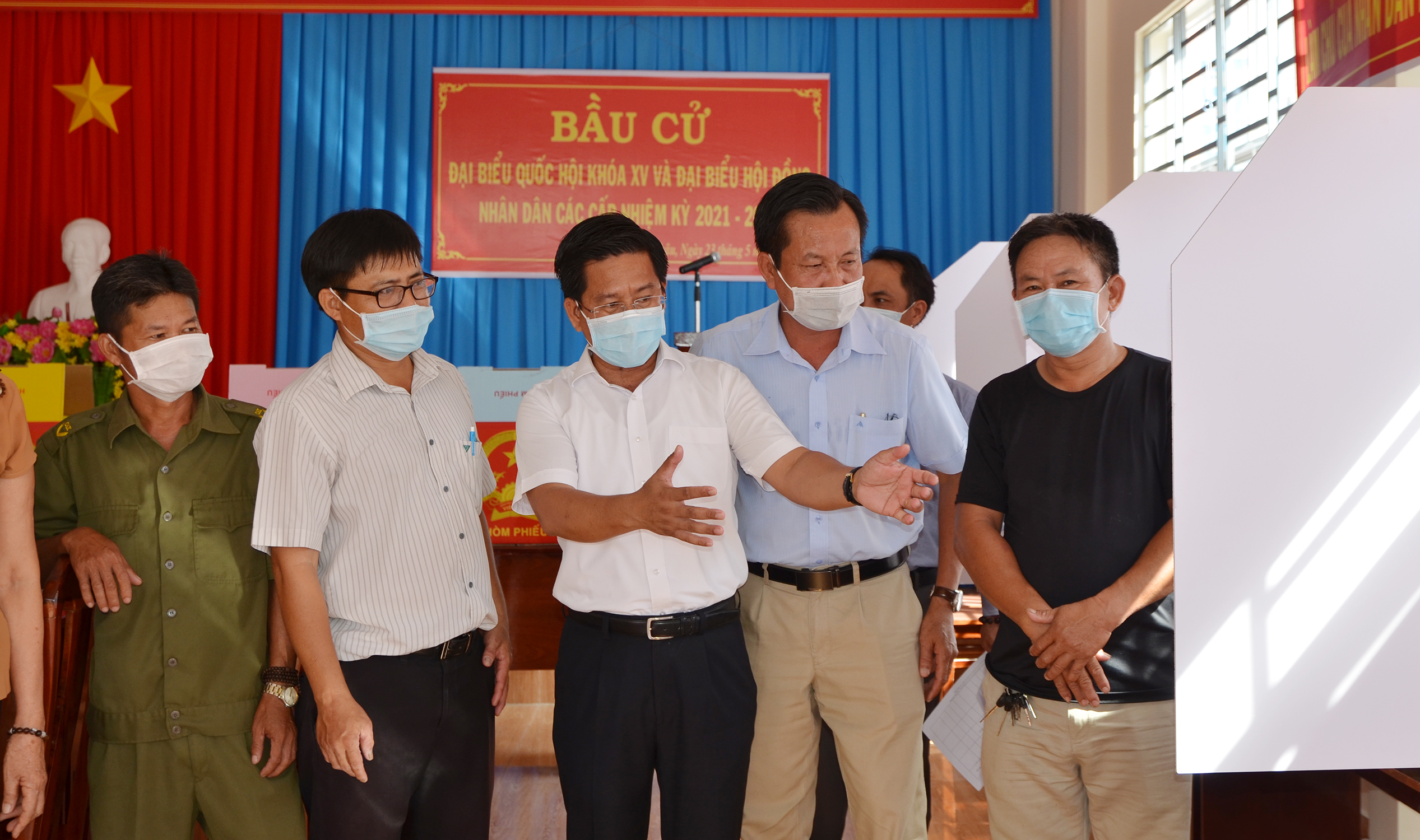 Ông Bùi Chí Thành, Ủy viên Ban Thường vụ Tỉnh ủy, Chủ tịch UBMTTQ Việt Nam tỉnh, Phó Chủ tịch UBBC tỉnh trao đổi với thành viên Tổ bầu cử số 11, ấp Bến Lội, xã Bình Châu, huyện Xuyên Mộc.