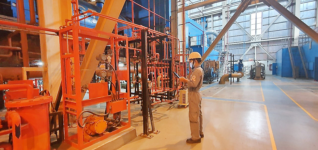 Vận hành viên kiểm tra và ghi thông số tổ máy tại Nhà máy điện Phú Mỹ 1.