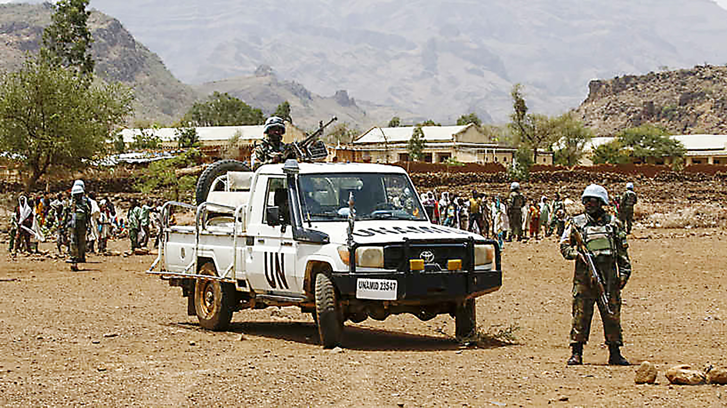 Các binh sĩ thuộc UNAMID tuần tra tại Darfur, Sudan.