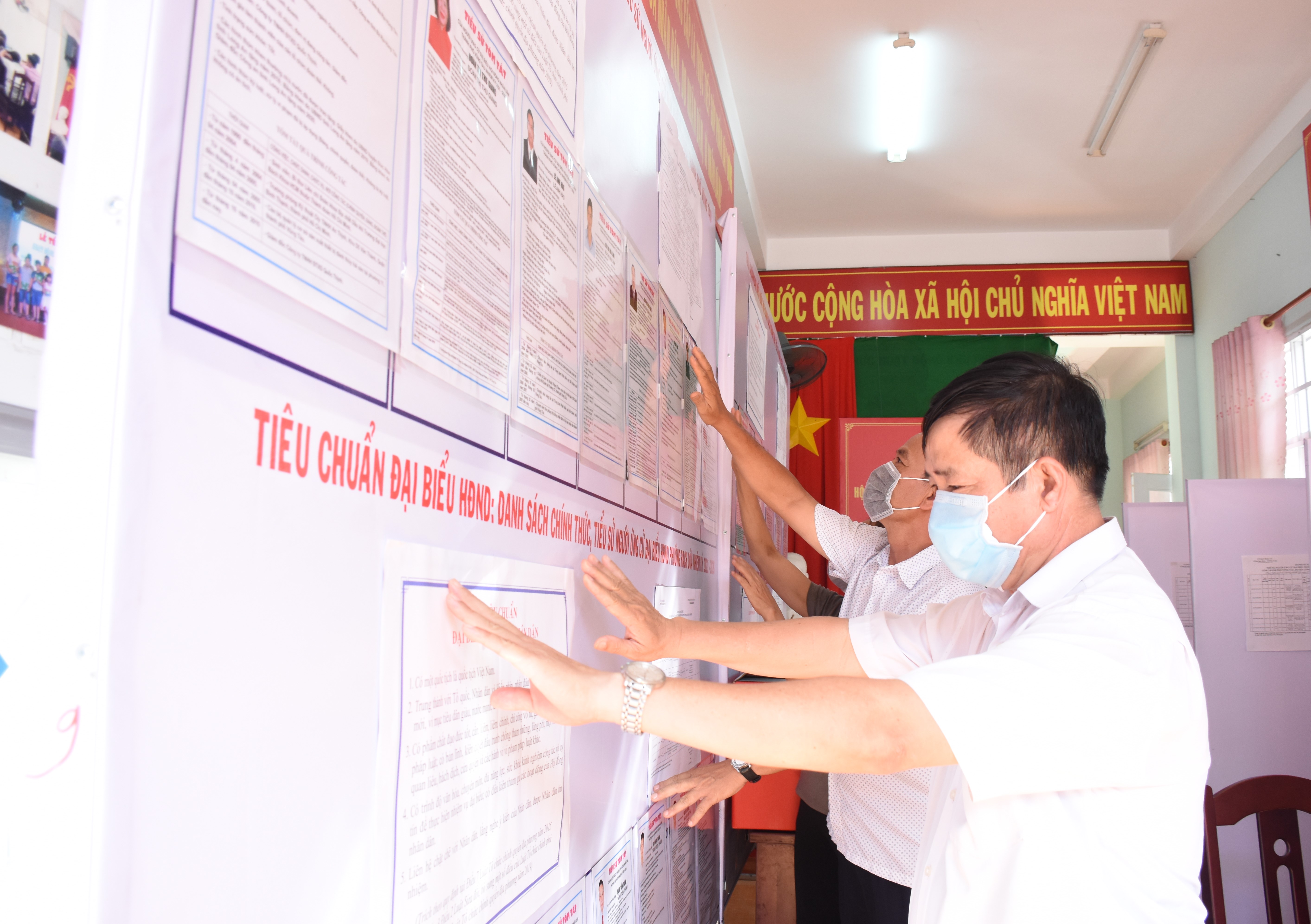 Cán bộ KP9, phường Rạch Dừa (TP. Vũng Tàu) kiểm tra lại danh sách ƯCV và danh sách cử tri trên địa bàn.