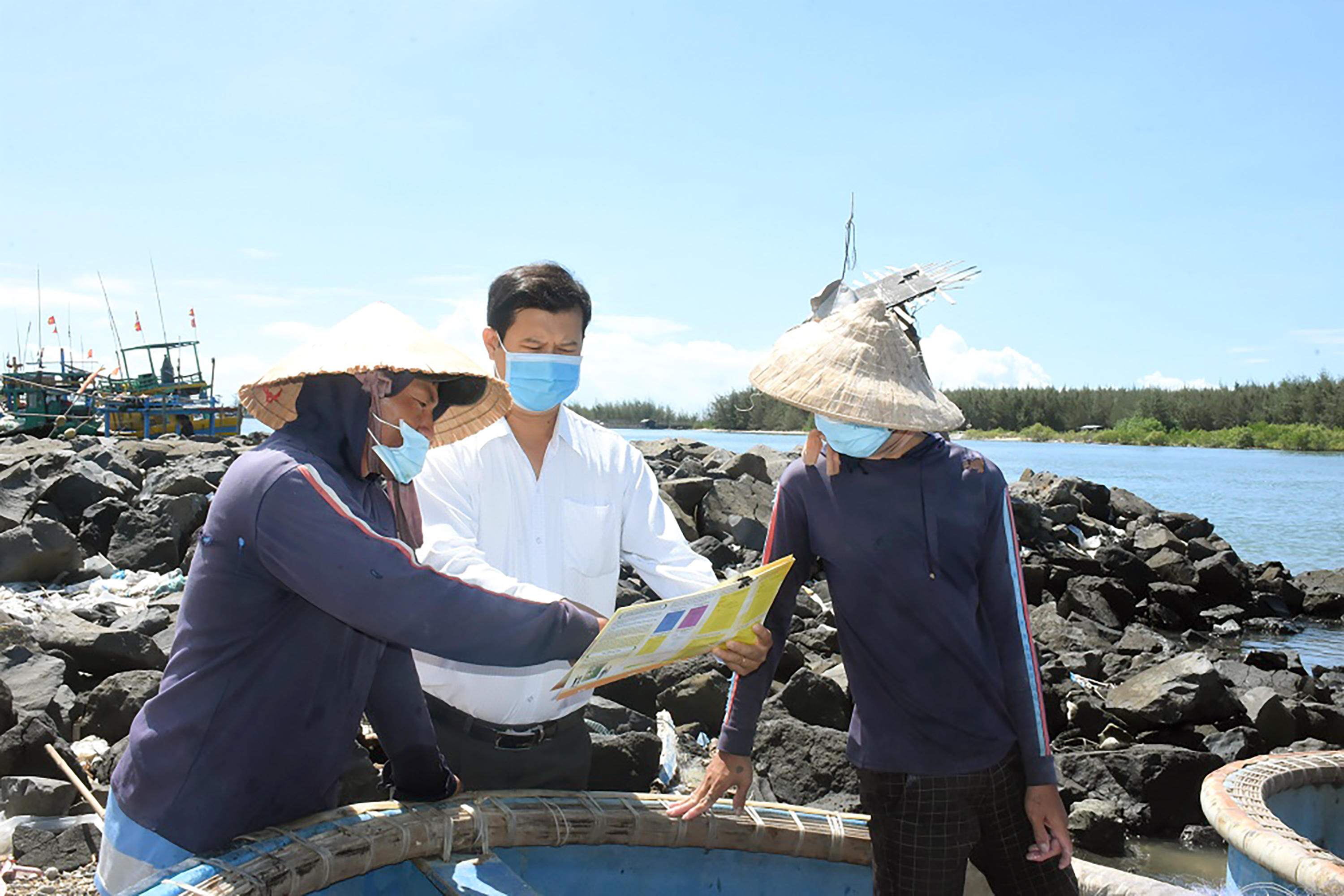 Cán bộ địa phương xã Lộc An, huyện Đất Đỏ tới từng ghe tàu tại địa phương để tuyên truyền, hướng dẫn ngư dân về việc bầu cử.