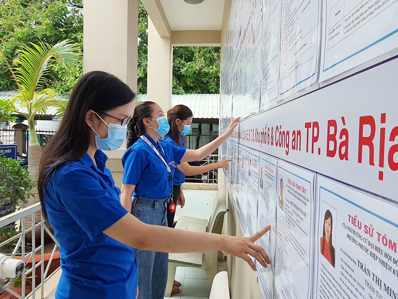 Đoàn Thanh niên phường Phước Hiệp (TP.Bà Rịa) xem danh sách ứng cử viên ĐBQH khóa XV, đại biểu HĐND các cấp nhiệm kỳ 2021-2026.