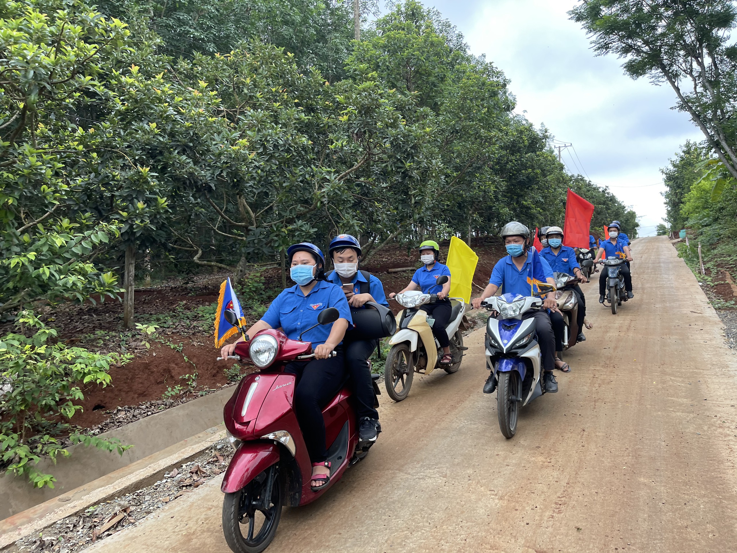 ĐVTN xã Kim Long, huyện Châu Đức tuyên truyền về bầu cử và phòng, chống dịch bệnh COVID-19 tại thôn Tân Long.
