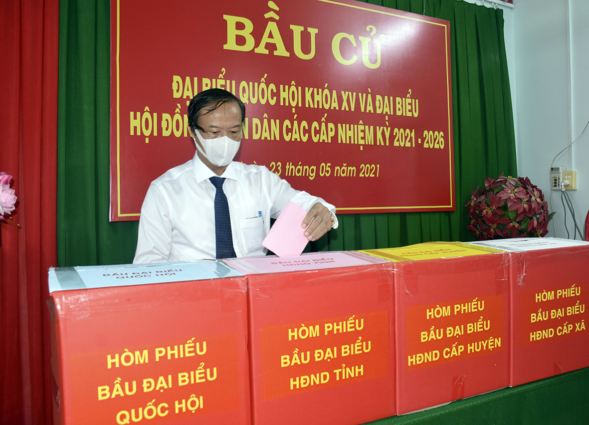 Cử tri Nguyễn Văn Thọ, Chủ tịch UBND tỉnh, Chủ tịch UBBC tỉnh tham dự lễ khai mạc và bỏ phiếu tại khu vực bỏ phiếu số 5 (84, Hoàng Hoa Thám, phường 2, TP. Vũng Tàu). Ảnh: PHƯƠNG NAM