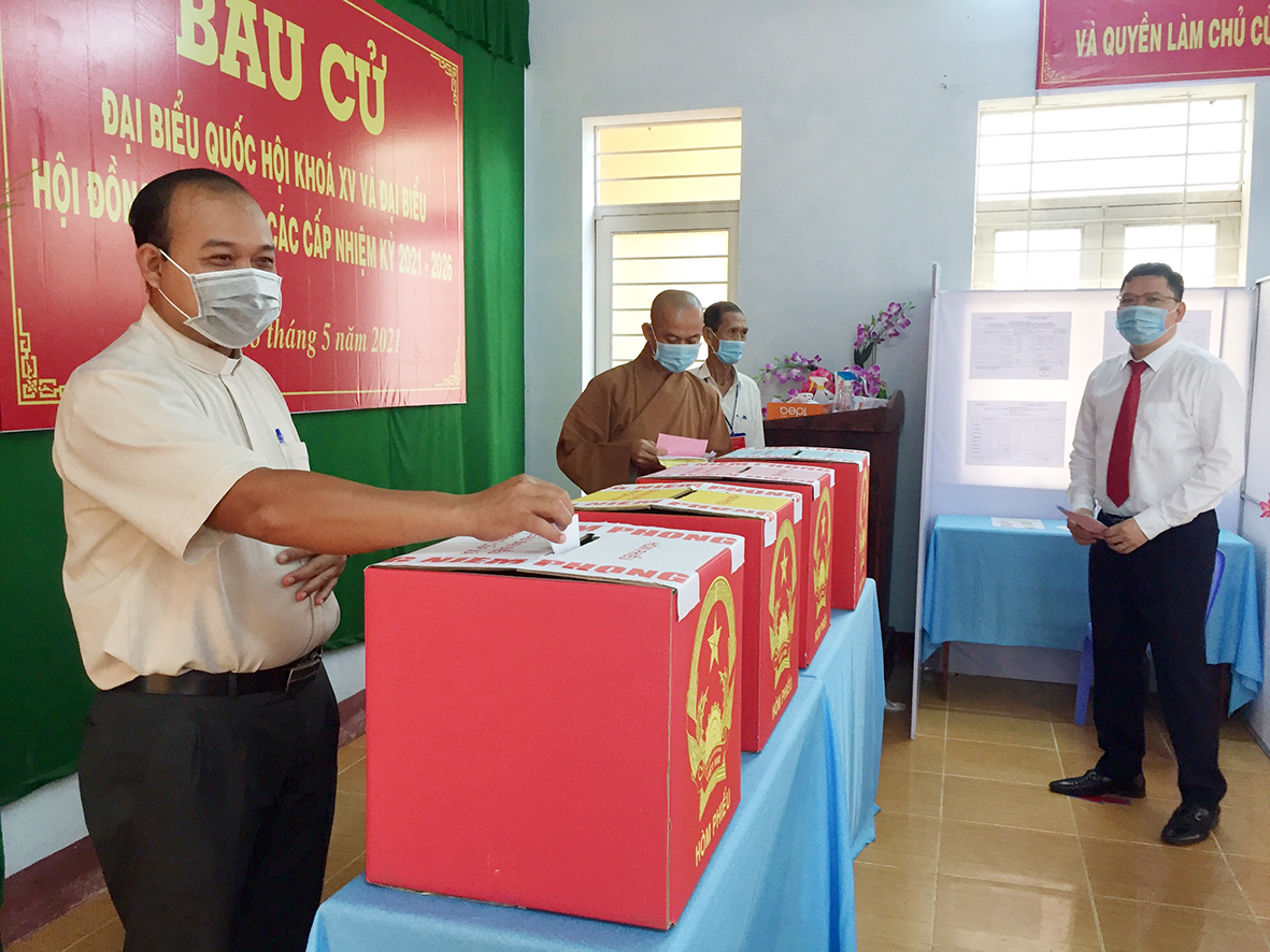 Linh mục Giu sê Trần Quốc Dân, Chánh xứ Kim Long bỏ phiếu tại Khu vực bỏ phiếu số 4, thuộc thôn Lạc Long, xã Kim Long, huyện Châu Đức.