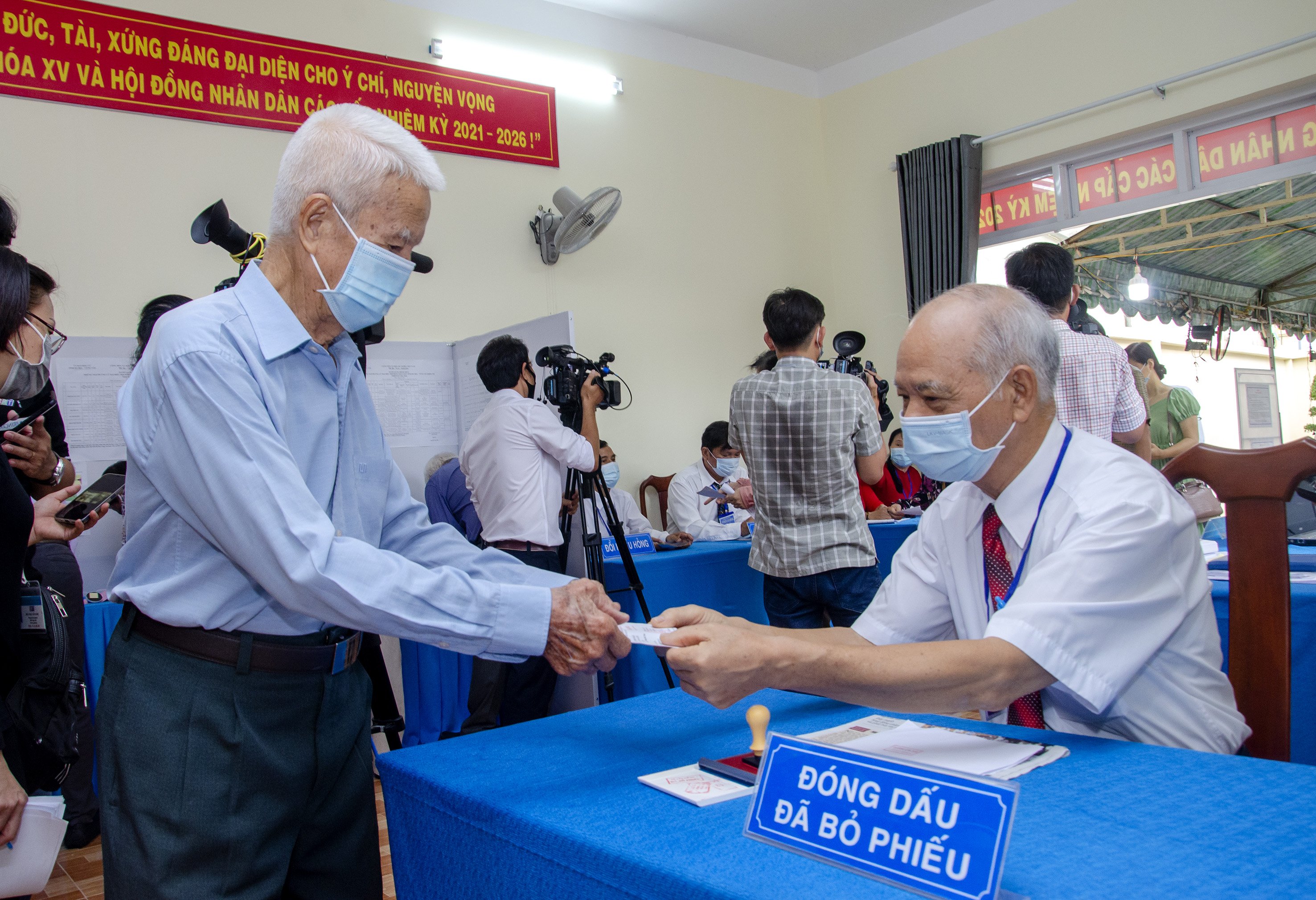 Cử tri Đinh Văn Quý, 88 tuổi nhận phiếu đóng dấu đã bầu cử tại Khu vực bỏ phiếu số 3, phường 2, TP.Vũng Tàu.