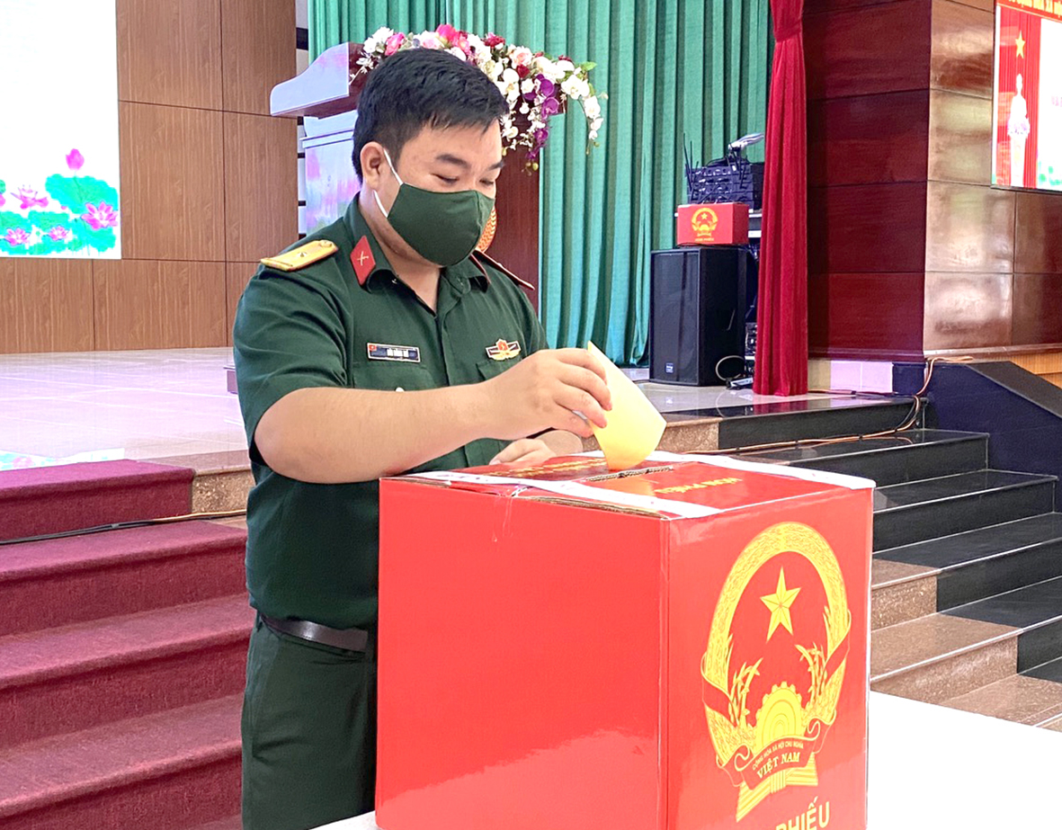 Cán bộ, chiến sĩ bỏ phiếu tại khu vực bỏ phiếu số 12, Bộ CHQS tỉnh. Ảnh: MINH NHÂN