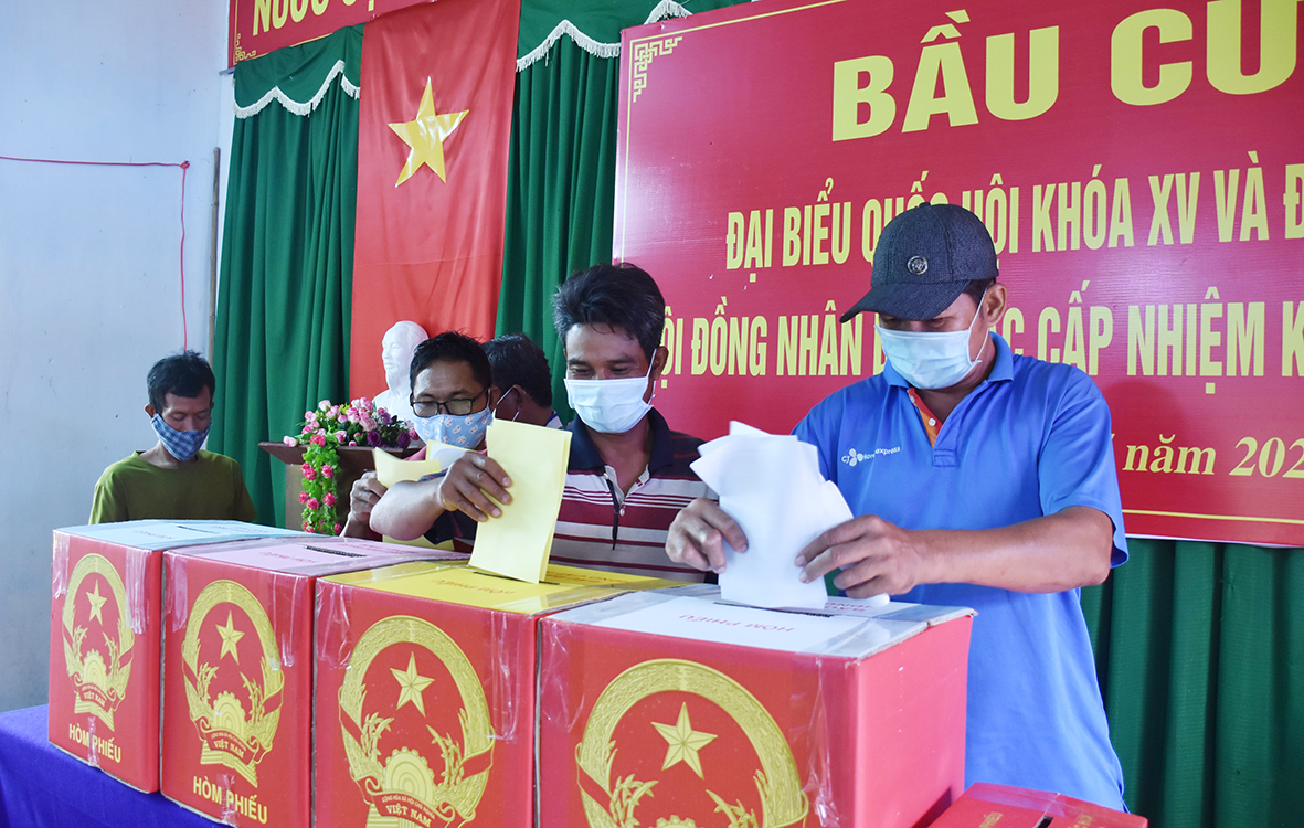 Cử tri người dân tộc Châu Ro bỏ phiếu tại khu vực bỏ phiếu số 2 (thôn Tân Châu, xã Bàu Chinh, huyện Châu Đức). Ảnh: NGỌC BÍCH