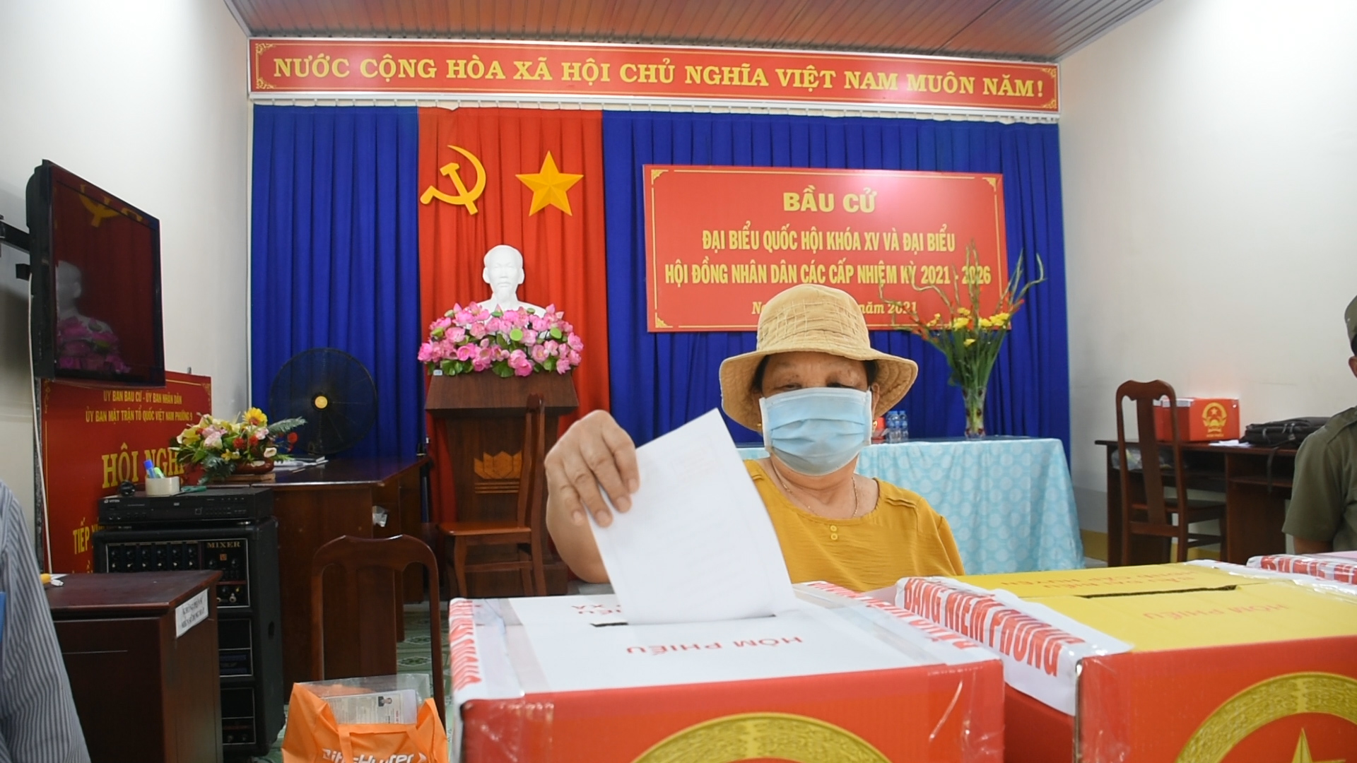 Cử tri đi bỏ phiếu tại khu vực bỏ phiếu số 3 (Trụ sở KP.3, 29A Tôn Thất Thuyết, phường 9, TP. Vũng Tàu).