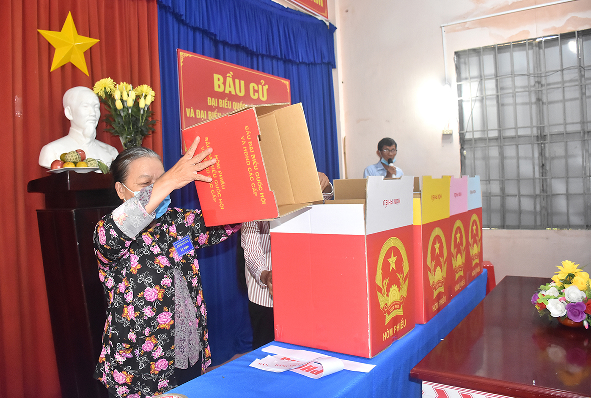 Thành viên Tổ bầu cử tại khu vực bỏ phiếu số 5 ấp Thạnh Sơn 2A, xã Phước Thuận, huyện Xuyên Mộc kiểm tra thùng phiếu. Ảnh: THÀNH HUY