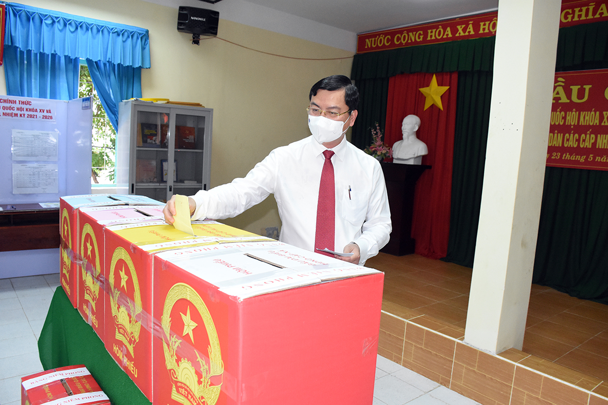 Cử tri Nguyễn Công Vinh, Phó Chủ tịch UBND tỉnh bỏ phiếu tại khu vực bầu cử số 3 phường Phước Hiệp, TP. Bà Rịa Ảnh: QUANG VŨ