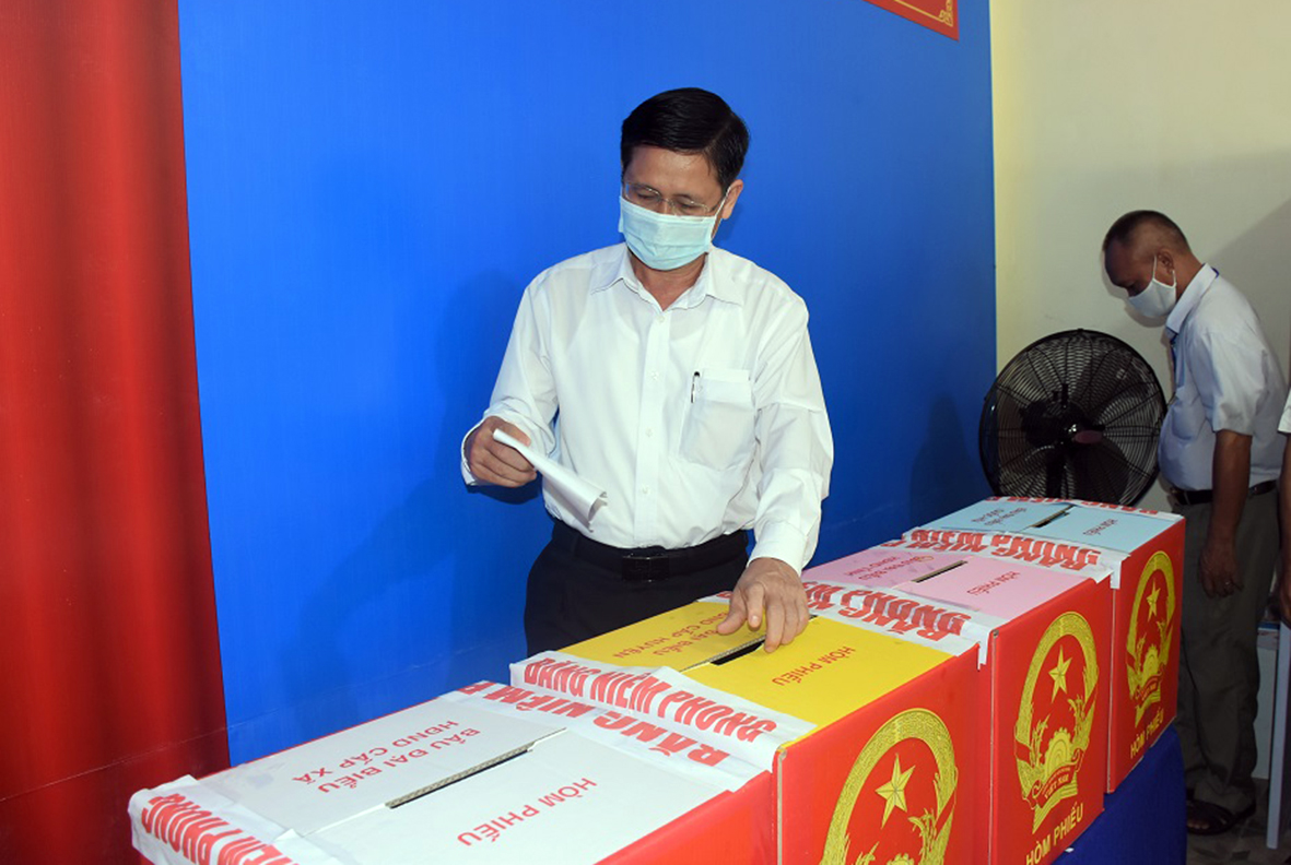 Cử tri Lê Ngọc Khánh, Phó chủ tịch UBND tỉnh bỏ phiểu tại khu vực bầu cử số 9, phường 8, TP. Vùng Tàu. Ảnh: KIM HỒNG
