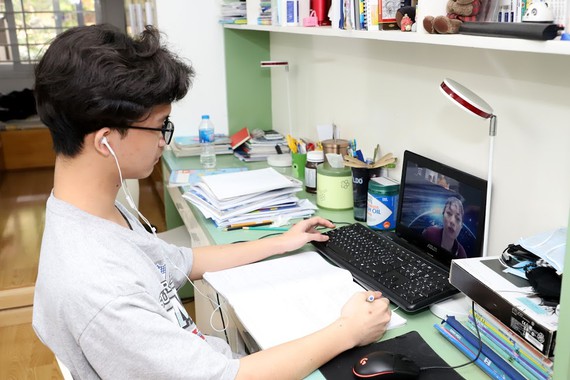 Học sinh THPT học trực tuyến - Ảnh: Quang Phúc 