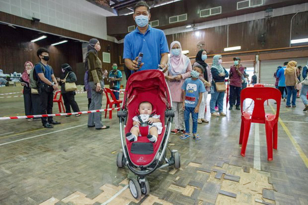 Người dân chờ xét nghiệm COVID-19 tại Seri Kembangan, bang Selangor, Malaysia, ngày 21/5.