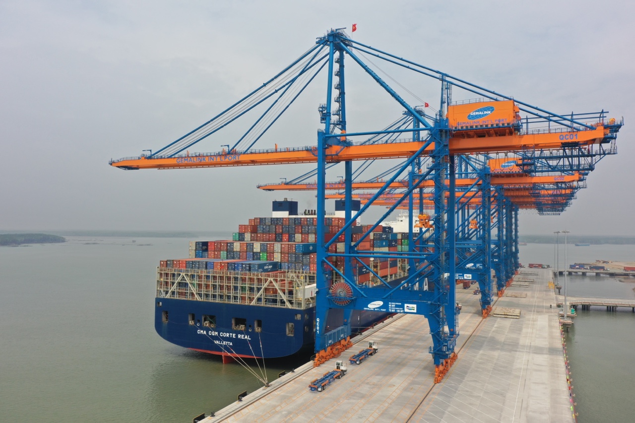 Tàu CMA CGM vào làm hàng tại Cảng Gemalink.