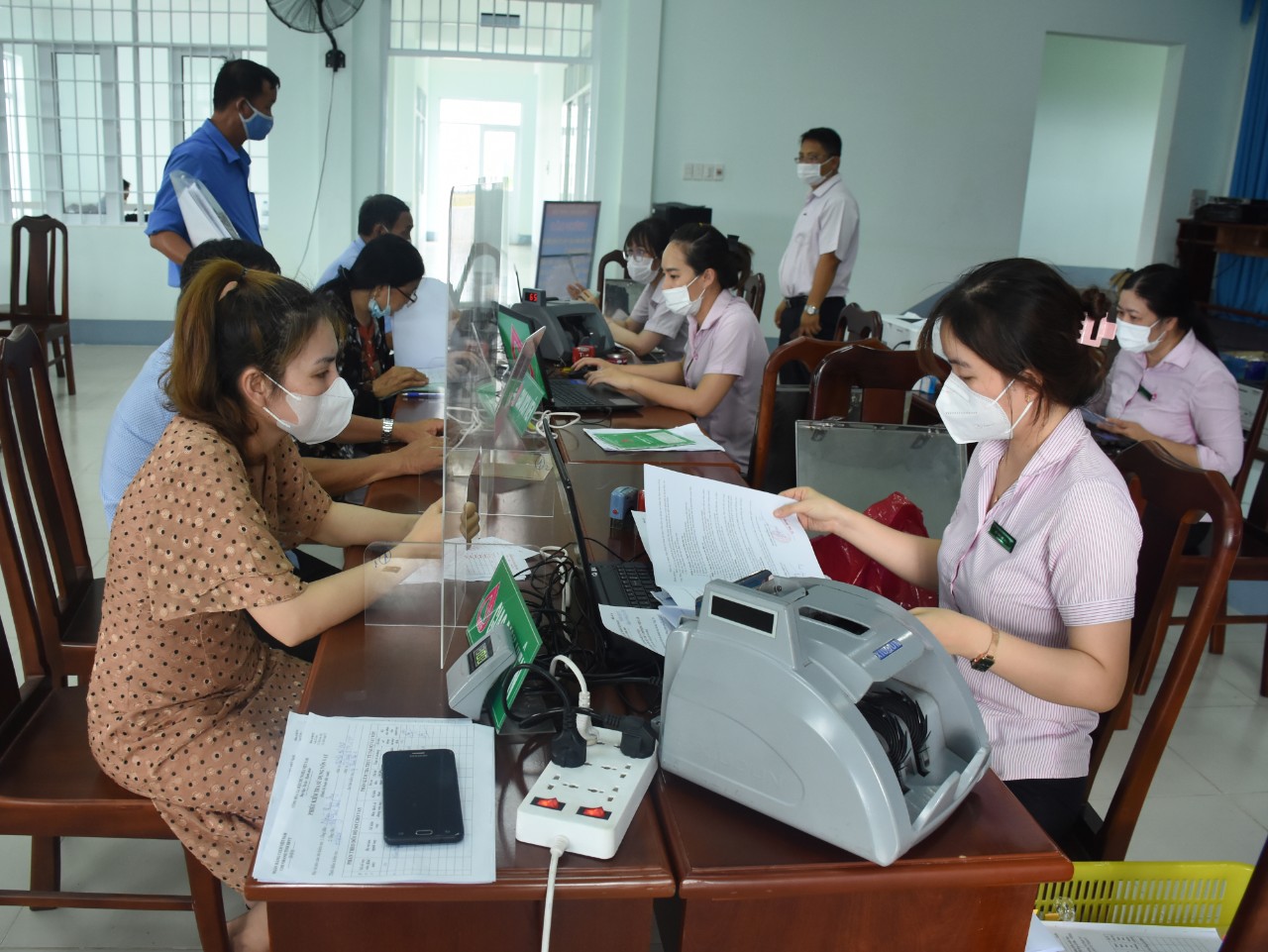 Ngân hàng Chính sách xã hội tỉnh giải ngân vốn cho bà con xã Tân Hưng ngày 21/5/2021. 