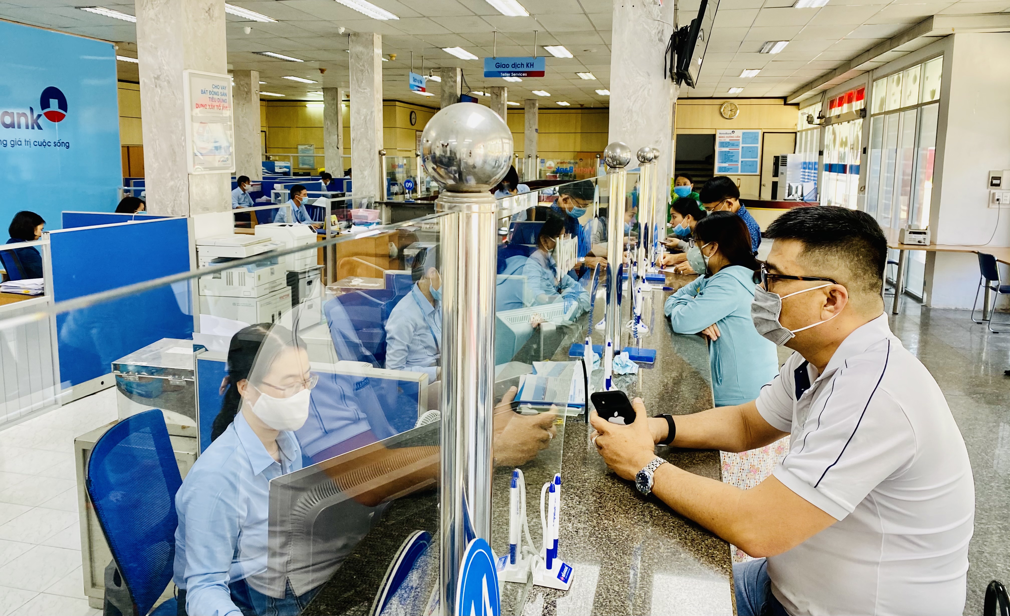Khách  hàng  giao  dịch  tại  Vietinbankk, chi  nhánh  BR-VT.