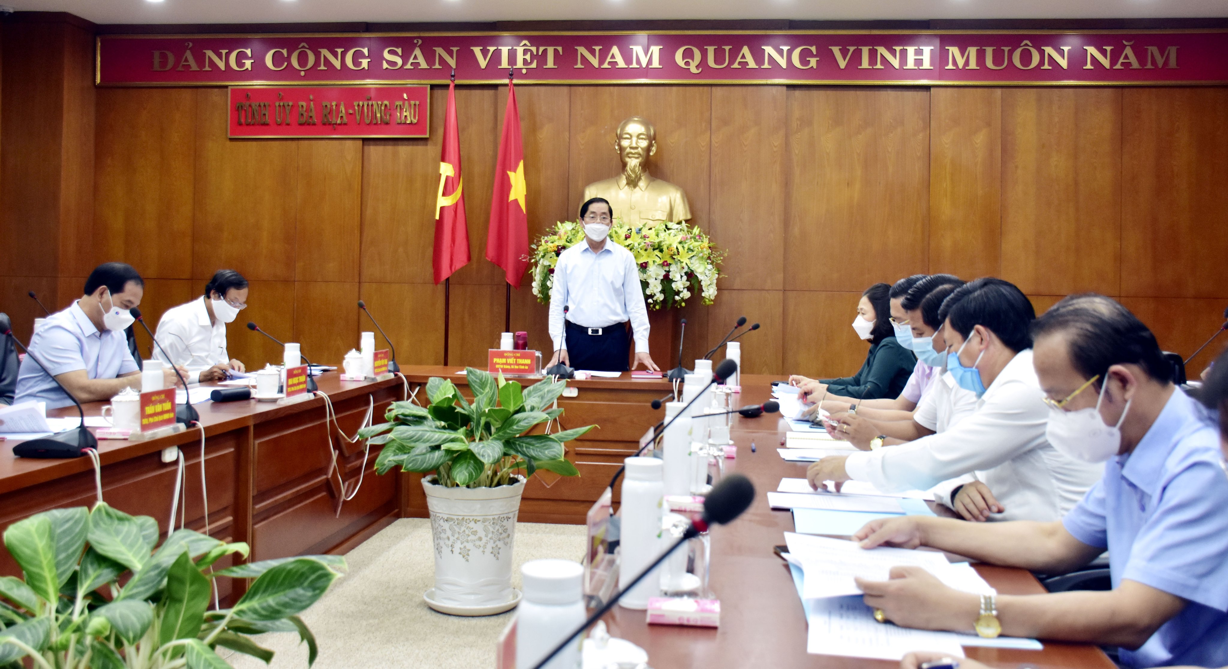 Ông Phạm Viết Thanh, Ủy viên Trung ương Đảng, Bí thư Tỉnh ủy, Trưởng BCĐ Bầu cử tỉnh phát biểu tại cuộc họp.